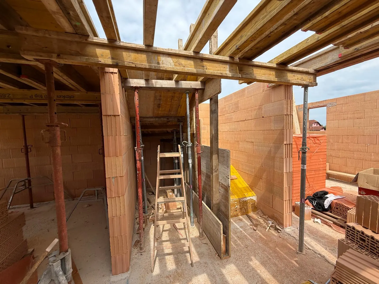 Rohbau eines Einfamilienhauses das durch die EMK Erdbau GmbH in Wien und Umgebung gebaut wurde.