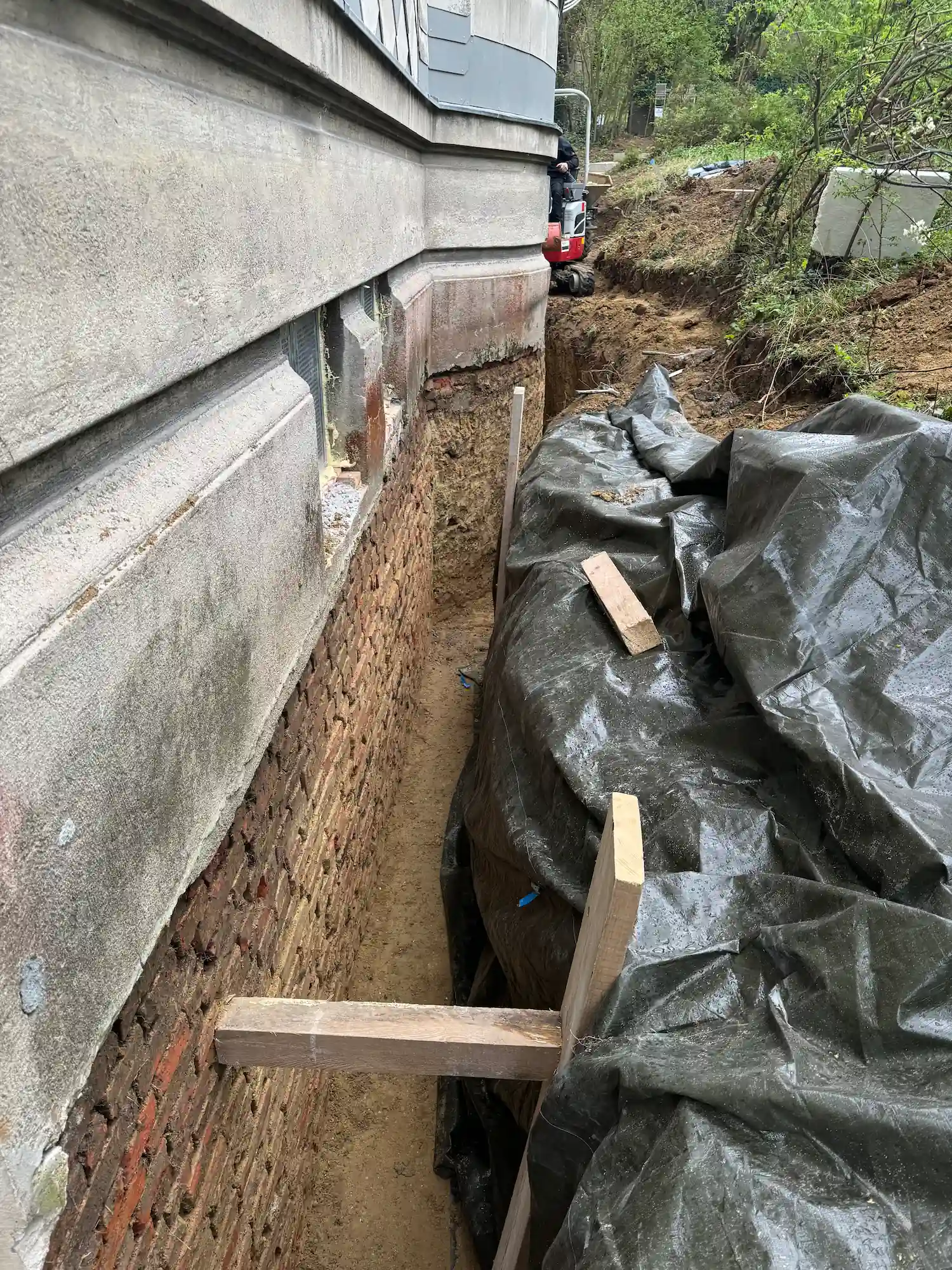 EMK Erdbau GmbH auf einer Baustelle für die Erneuerung einer Drainage