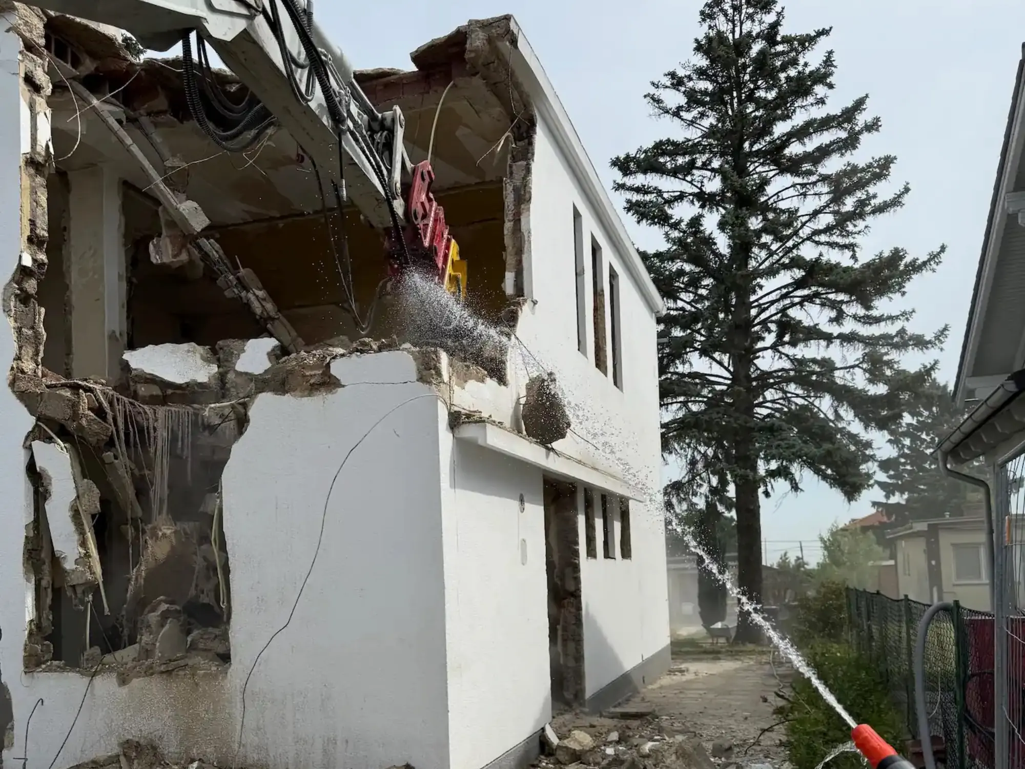 EMK Erdbau GmbH beim Abriss eines Hauses