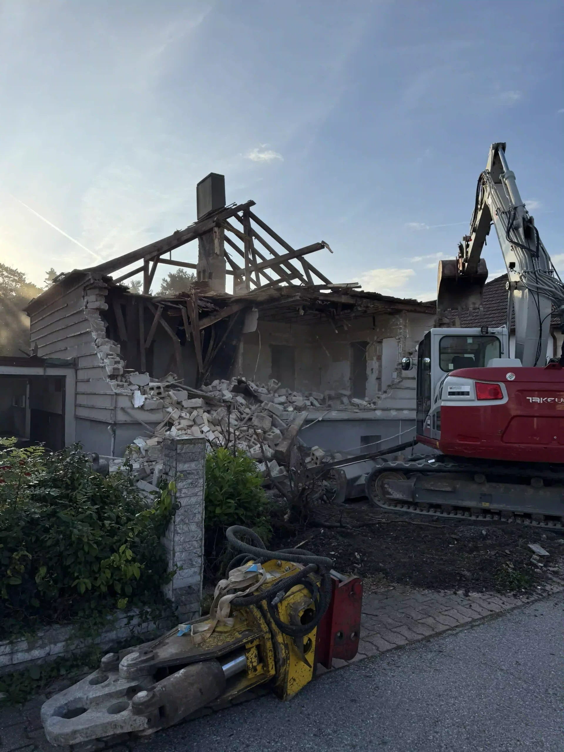 Bagger Wien – EMK Erdbau GmbH – Abbruch – Abriss 2 Abbrucharbeiten und Abtransport von Bauschutt durch die EMK Erdbau GmbH