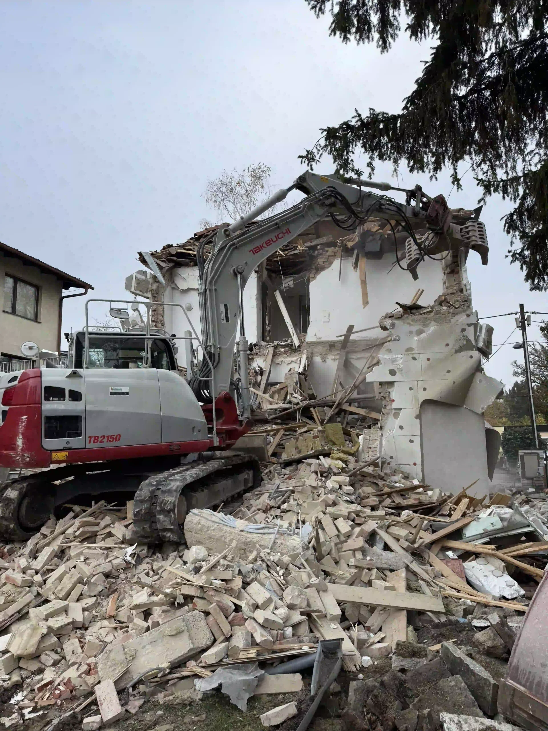 Bagger Wien – EMK Erdbau GmbH – Abbrucharbeiten – Abriss Abbrucharbeiten und Abtransport von Bauschutt durch die EMK Erdbau GmbH