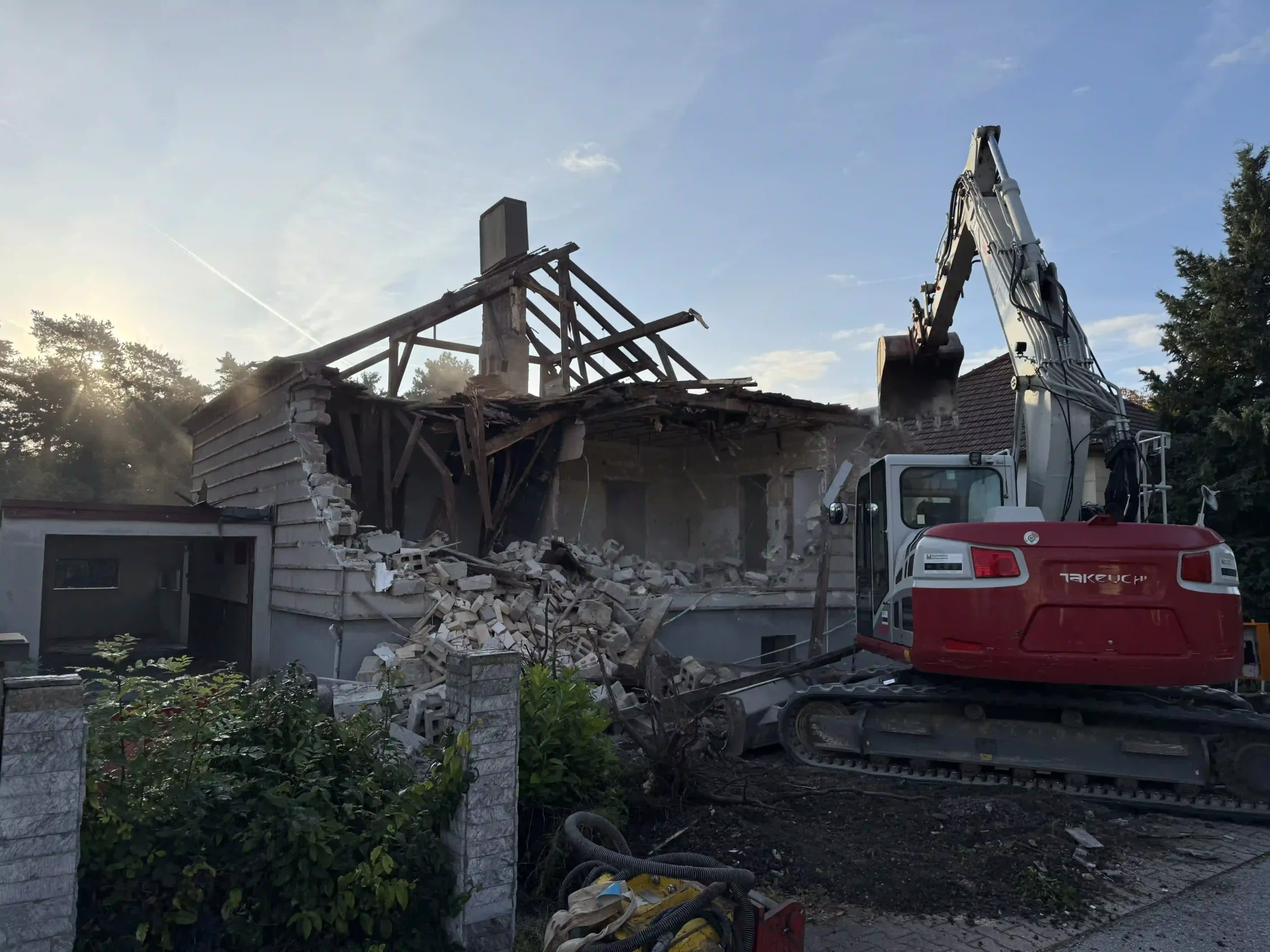 Bagger Wien – EMK Erdbau GmbH – Abriss – Abbruch 2 Abbrucharbeiten und Abtransport von Bauschutt durch die EMK Erdbau GmbH