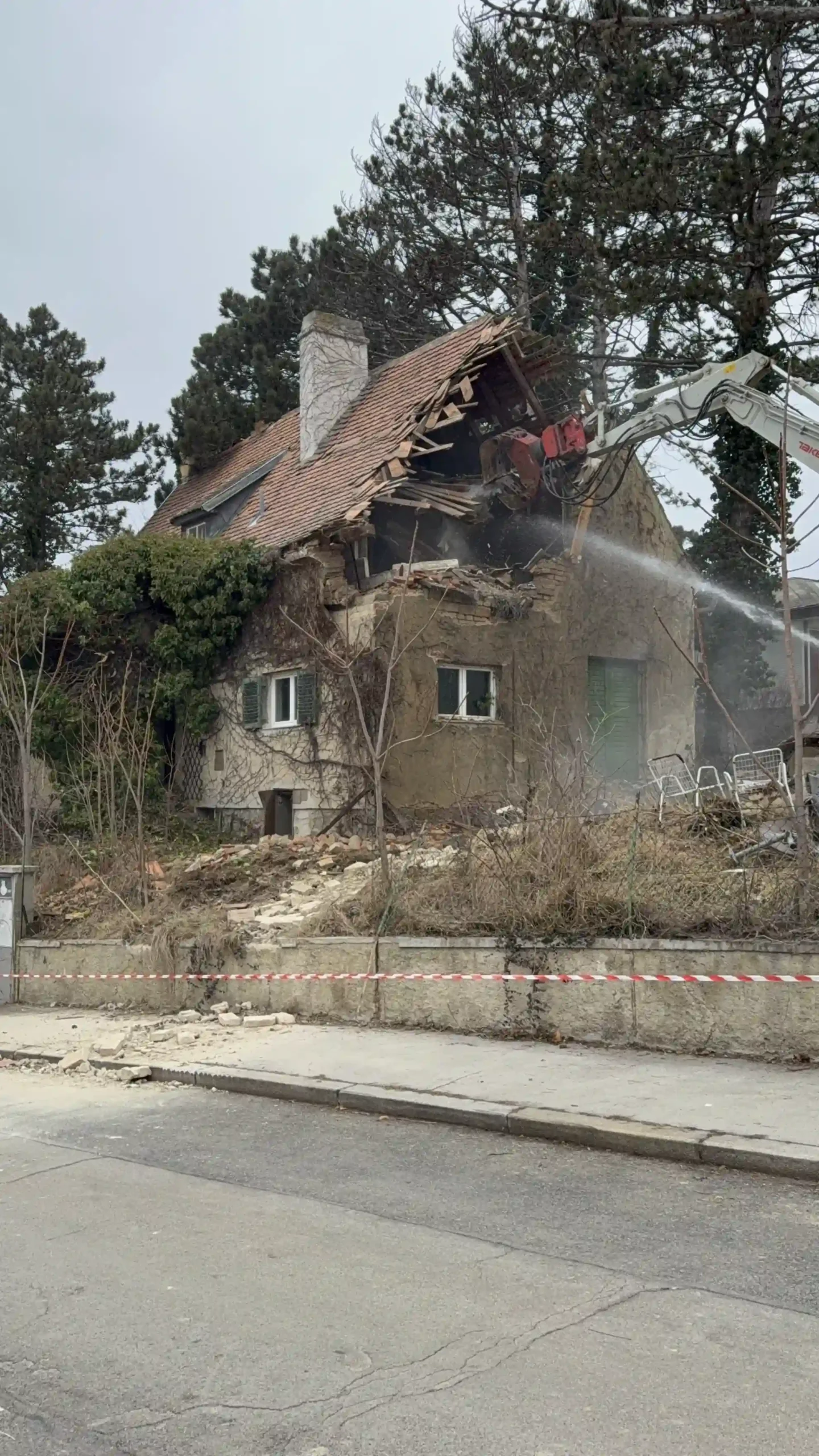 Bagger Wien – EMK Erdbau GmbH – Abriss – Abbruch – Entkernung Wien Abbrucharbeiten und Abtransport von Bauschutt durch die EMK Erdbau GmbH