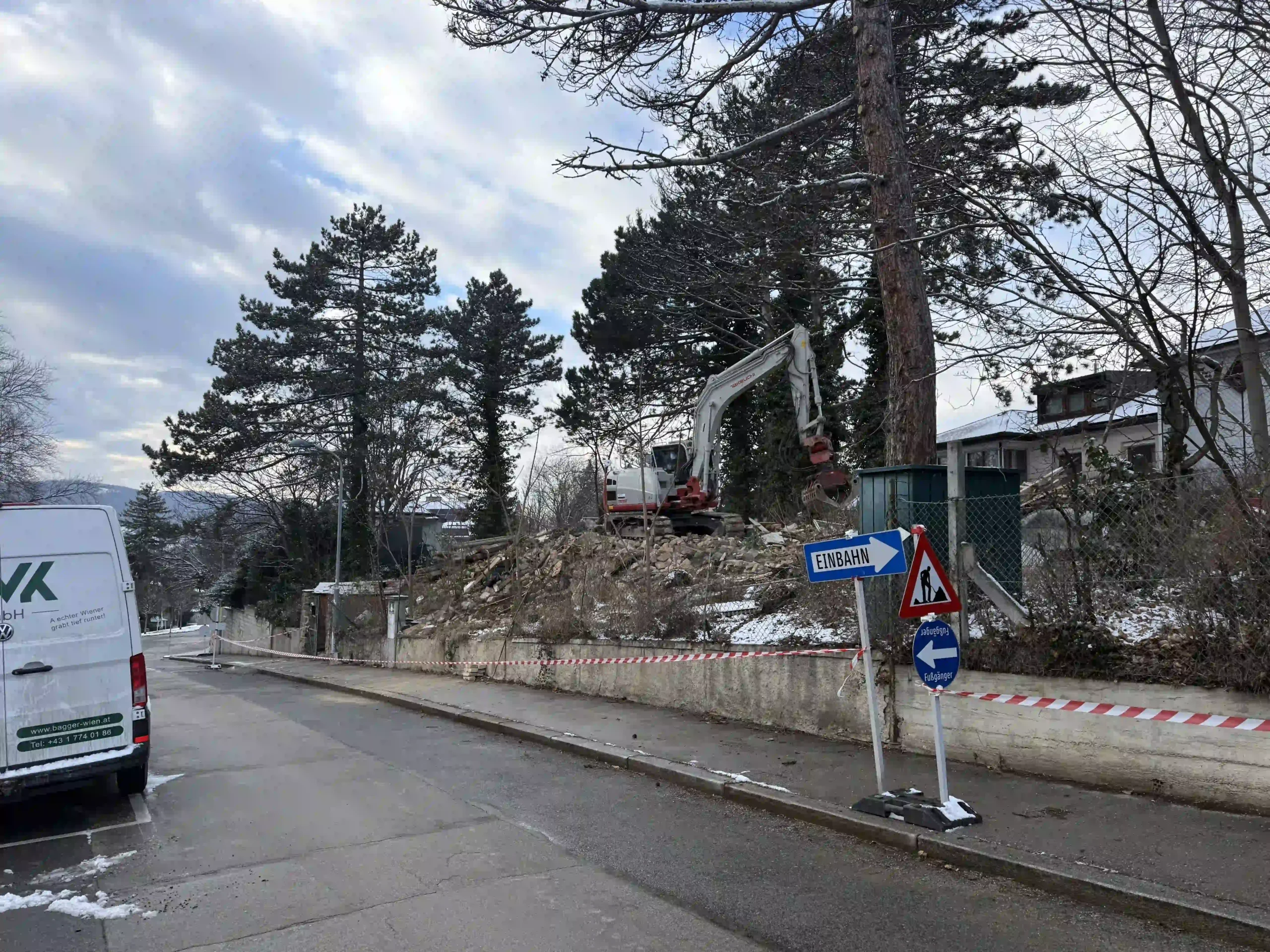 Bagger Wien – EMK Erdbau GmbH – Abriss – Abbruch Wien 2 Abbrucharbeiten und Abtransport von Bauschutt durch die EMK Erdbau GmbH