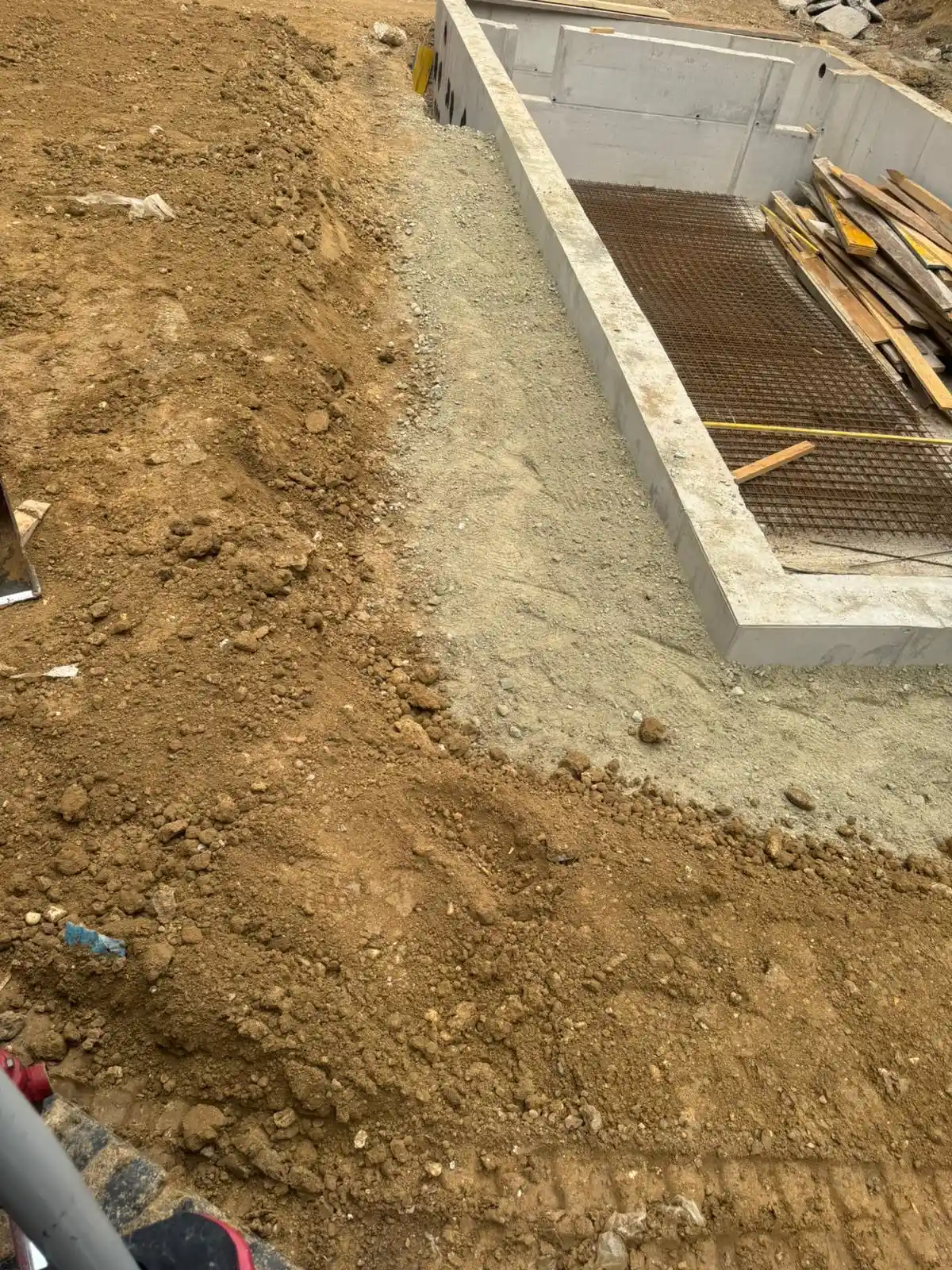 Bagger Wien – EMK Erdbau GmbH – Aushub – Erdarbeiten Poolbau für ein Einfamilienhaus durch die EMK Erdbau GmbH