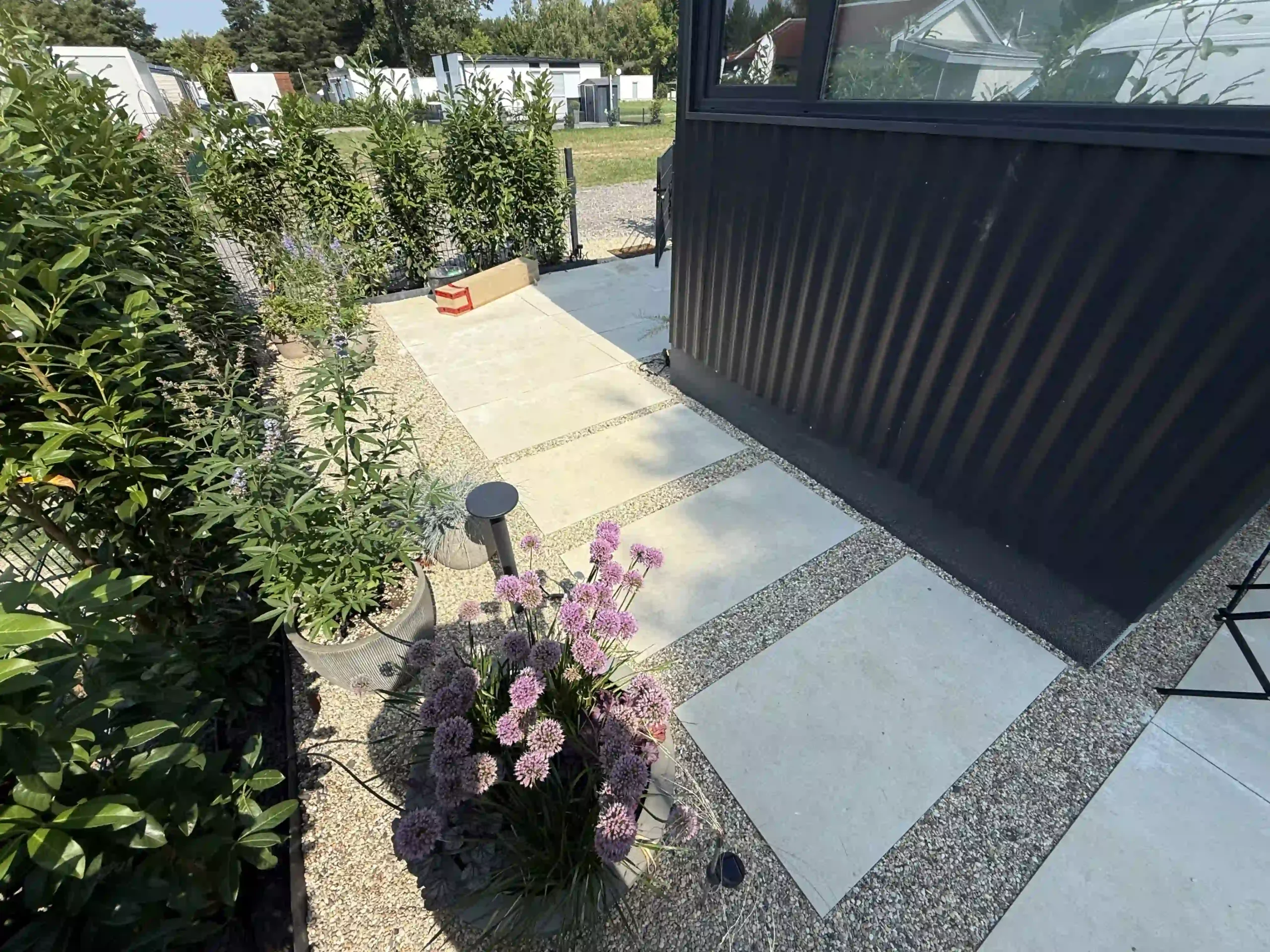 Bagger Wien – EMK Erdbau GmbH – Außenanlage – Gartengestaltung 3 Bau einer Einfahrt und eines Weges rund um ein Einfamilienhaus durch die EMK Erdbau GmbH - Plattenverlegung.