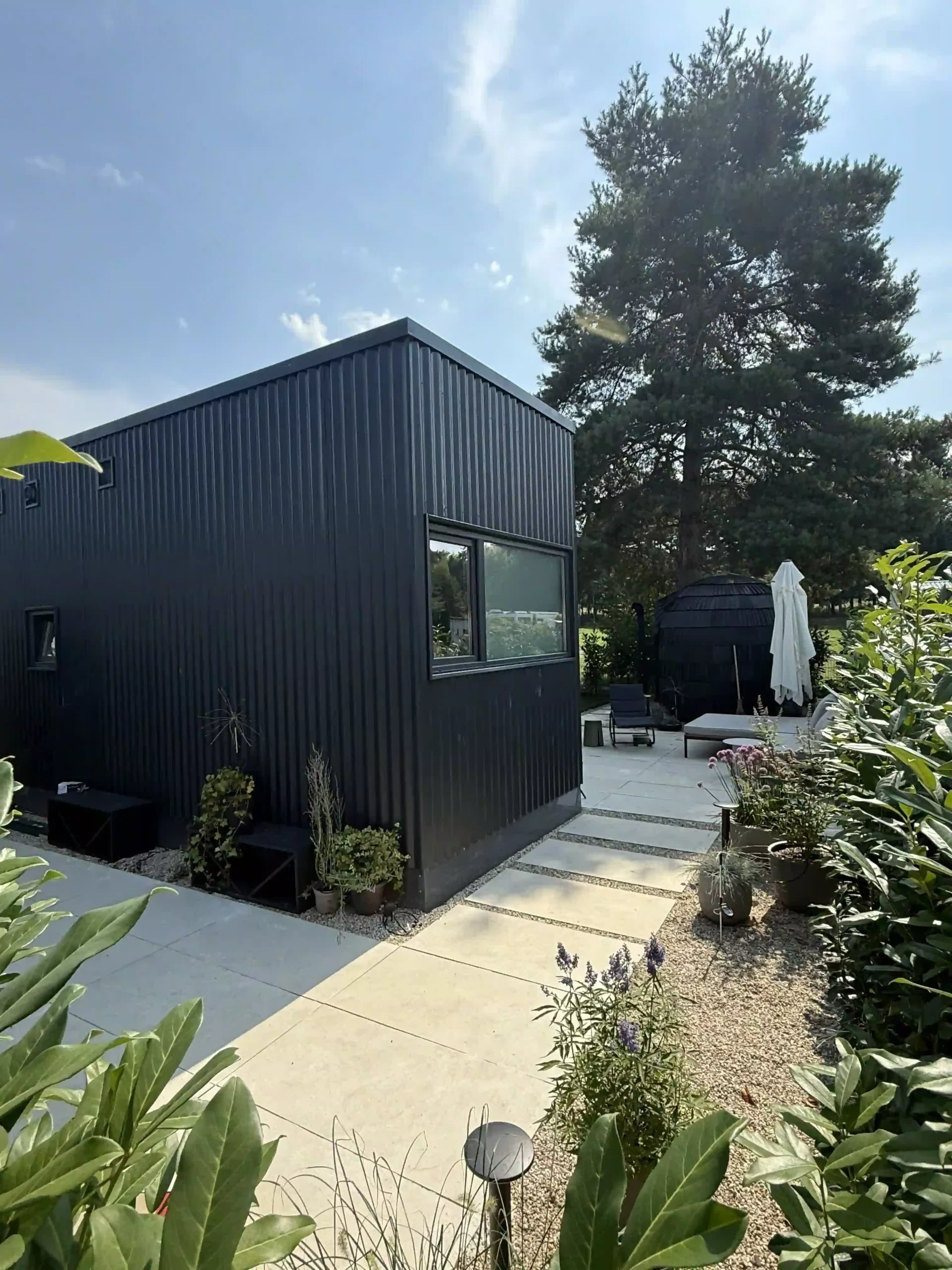 Bagger Wien – EMK Erdbau GmbH – Außenanlage – Gartengestaltung 4 Bau einer Einfahrt und eines Weges rund um ein Einfamilienhaus durch die EMK Erdbau GmbH - Plattenverlegung.
