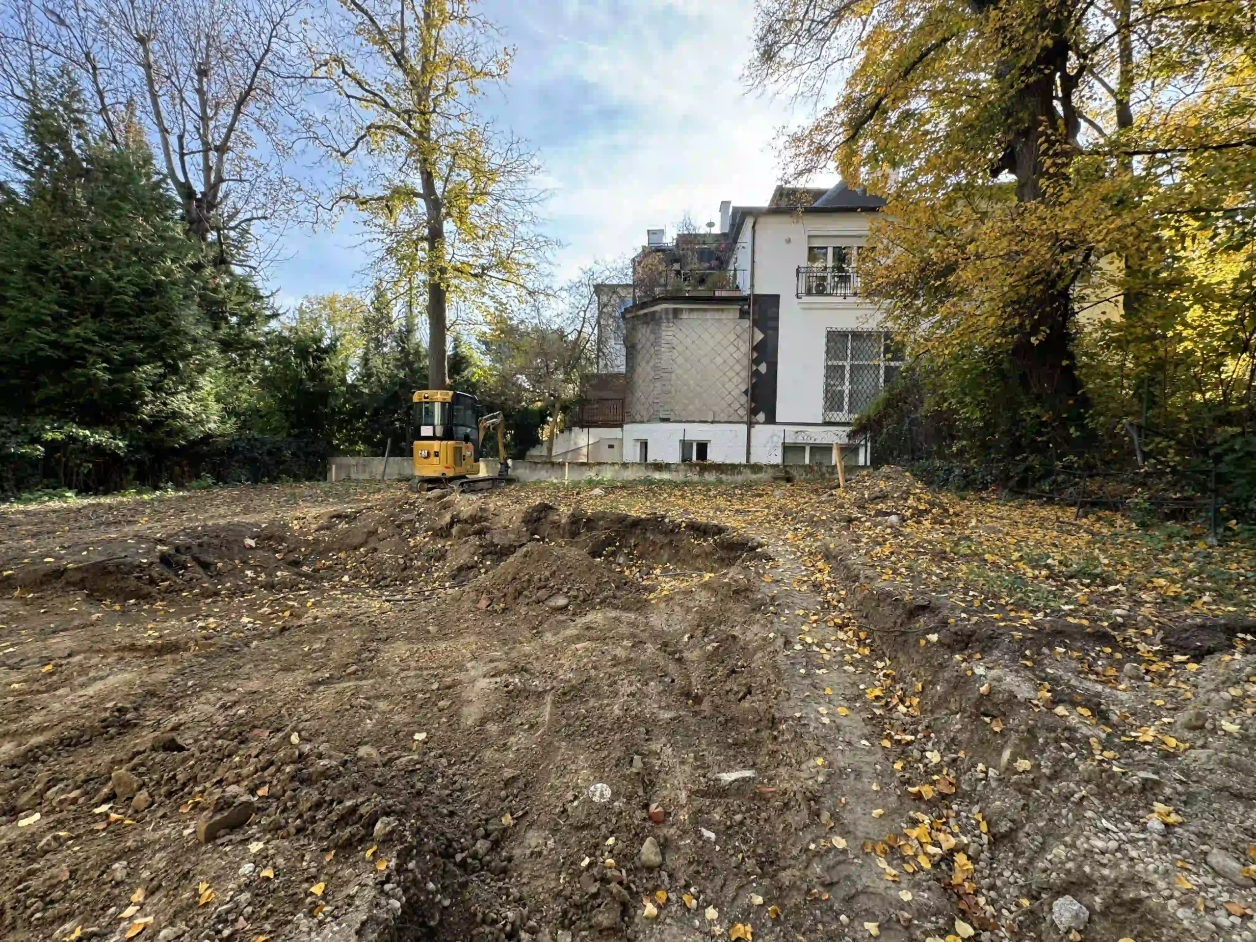 Bagger Wien – EMK Erdbau GmbH – Außenanlage – Gartengestaltung – Bodenausgleich 2 Planierung und Geländeanpassung durch die EMK Erdbau GmbH