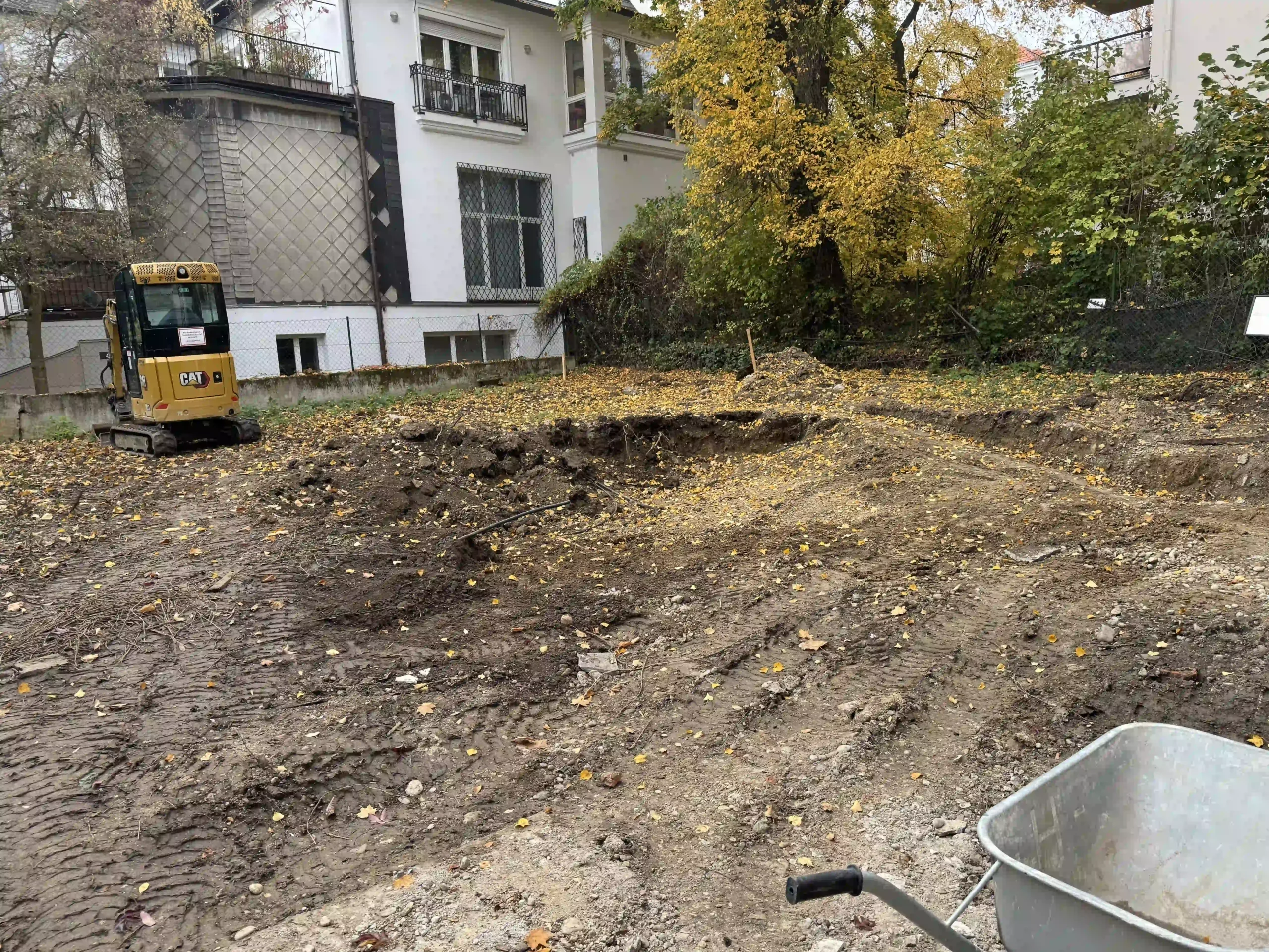 Bagger Wien – EMK Erdbau GmbH – Außenanlage – Gartengestaltung – Bodenausgleich Planierung und Geländeanpassung durch die EMK Erdbau GmbH