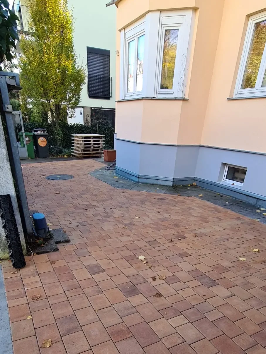 Bagger Wien – EMK Erdbau GmbH – Außenanlage – Gartengestaltung – Pflasterung – Wegbau Bau einer Einfahrt und eines Weges rund um ein Einfamilienhaus durch die EMK Erdbau GmbH.