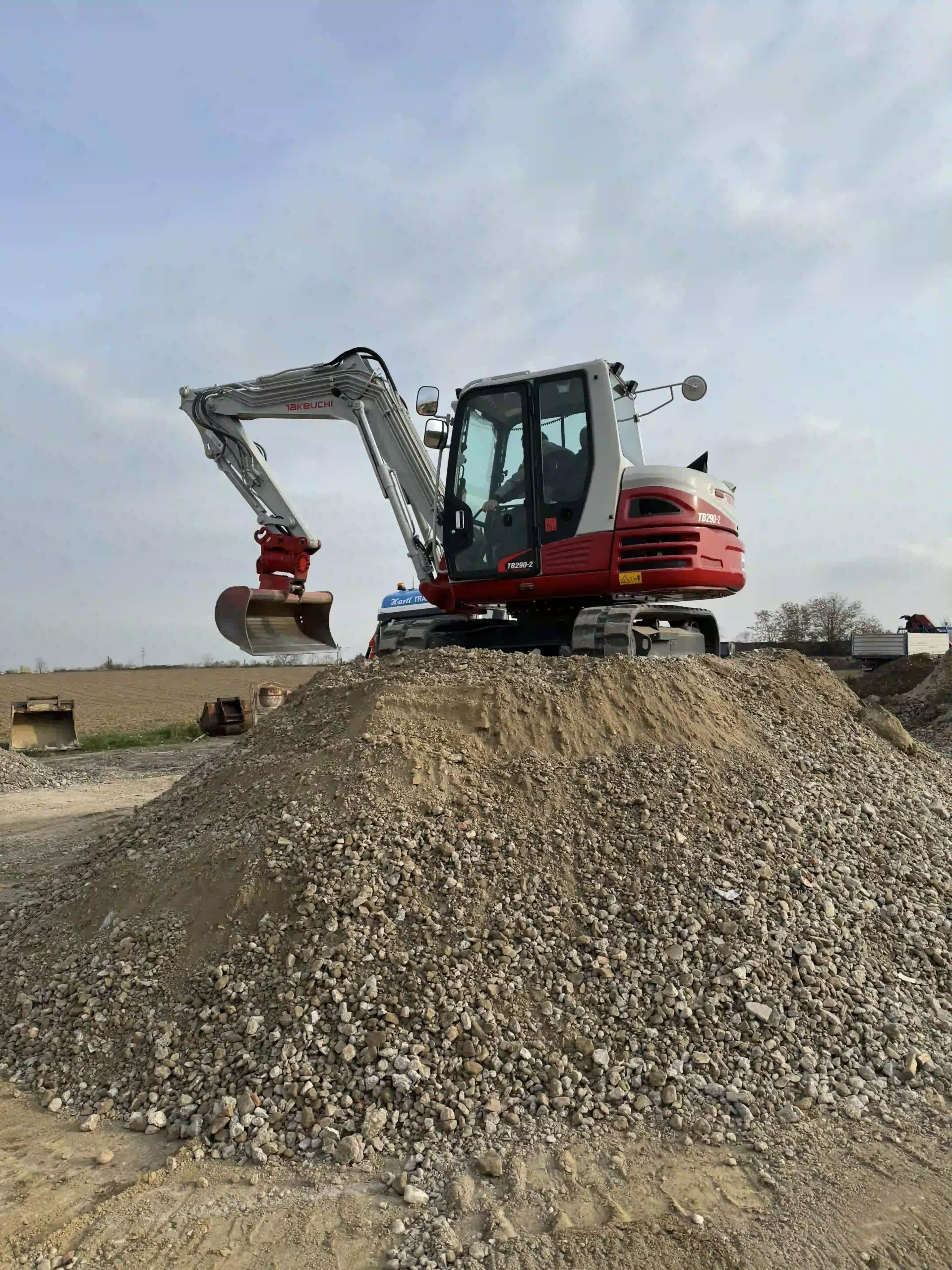 Bagger Wien – EMK Erdbau GmbH – Baggerarbeiten – Erdarbeiten 2 Bagger der EMK Erdbau GmbH auf einem Erdhügel