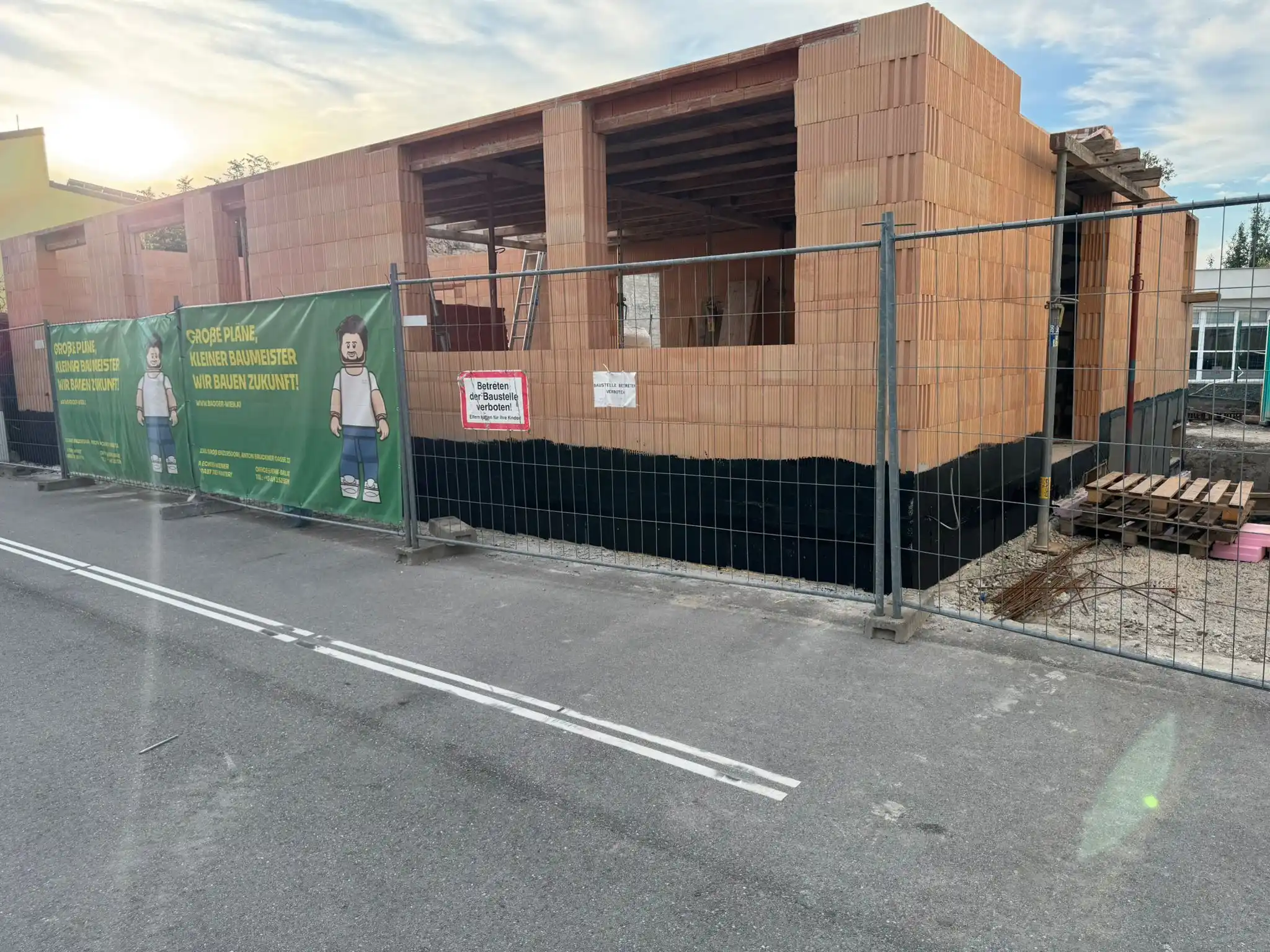 Bagger Wien – EMK Erdbau GmbH – Baustelle – Einfamilienhaus – Rohbau Rohbau eines Einfamilienhauses durch die EMK Erdbau GmbH