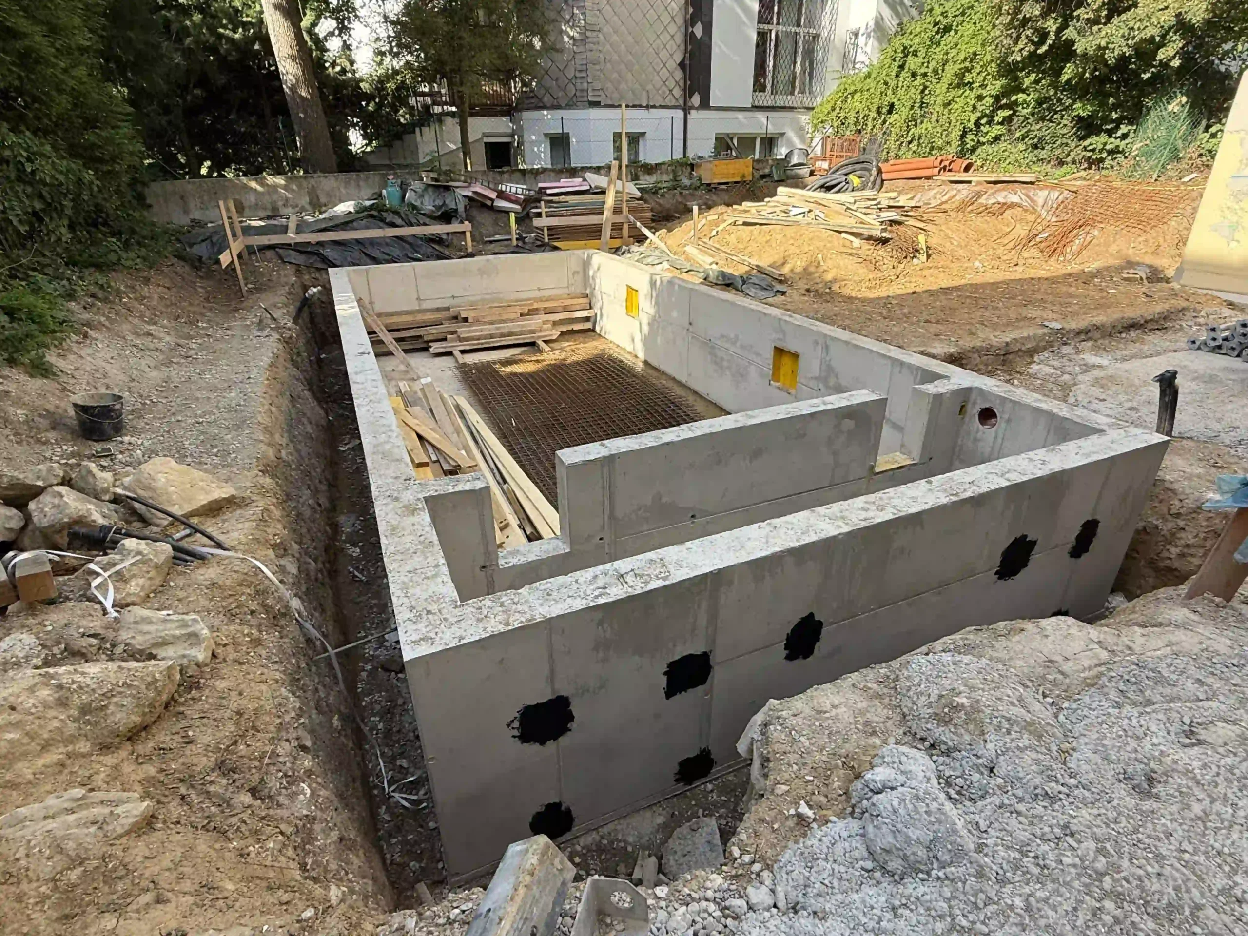 Bagger Wien – EMK Erdbau GmbH – Baustelle – Grabung 4 Poolbau für ein Einfamilienhaus durch die EMK Erdbau GmbH