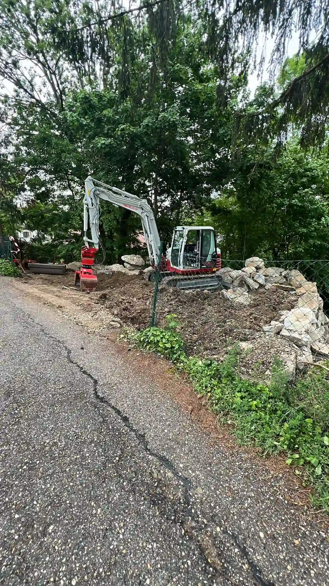 Bagger Wien – EMK Erdbau GmbH – Bgger 12 Bau einer Einfahrt und eines Parkplatzes durch die EMK Erdbau GmbH.
