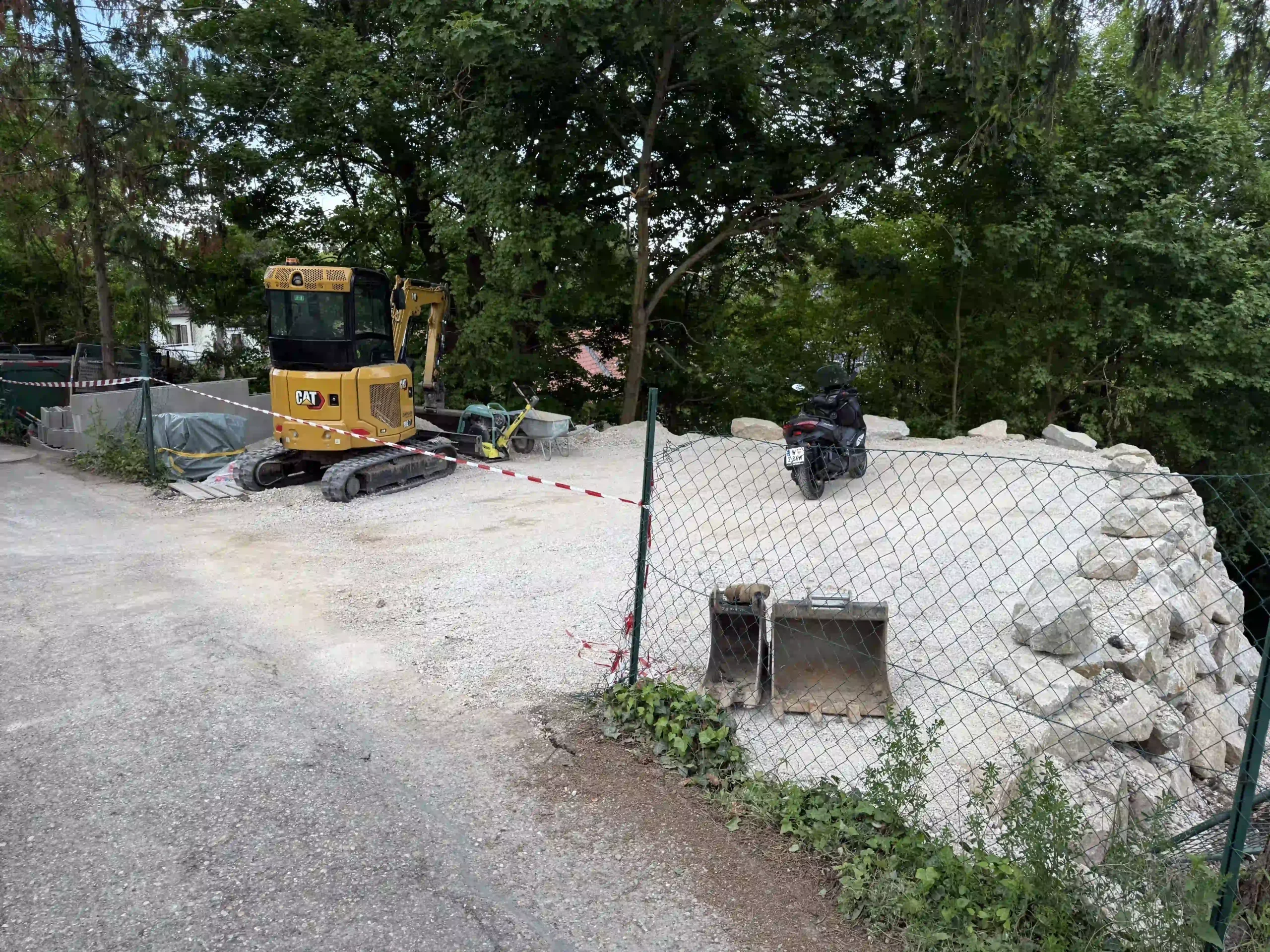 Bagger Wien – EMK Erdbau GmbH – Bodenanpassung – Terrainanpassung Bau einer Einfahrt und eines Parkplatzes durch die EMK Erdbau GmbH.