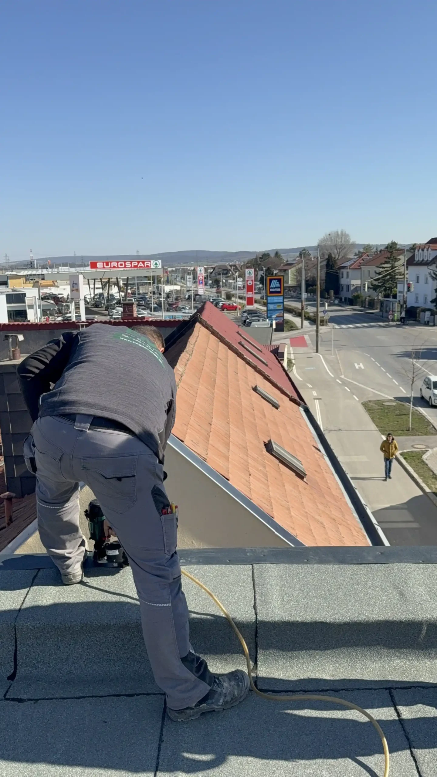 Bagger Wien – EMK Erdbau GmbH – Dacharbeiten 2 Das Team der EMK Erdbau GmbH beim Abdecken eines Dachs