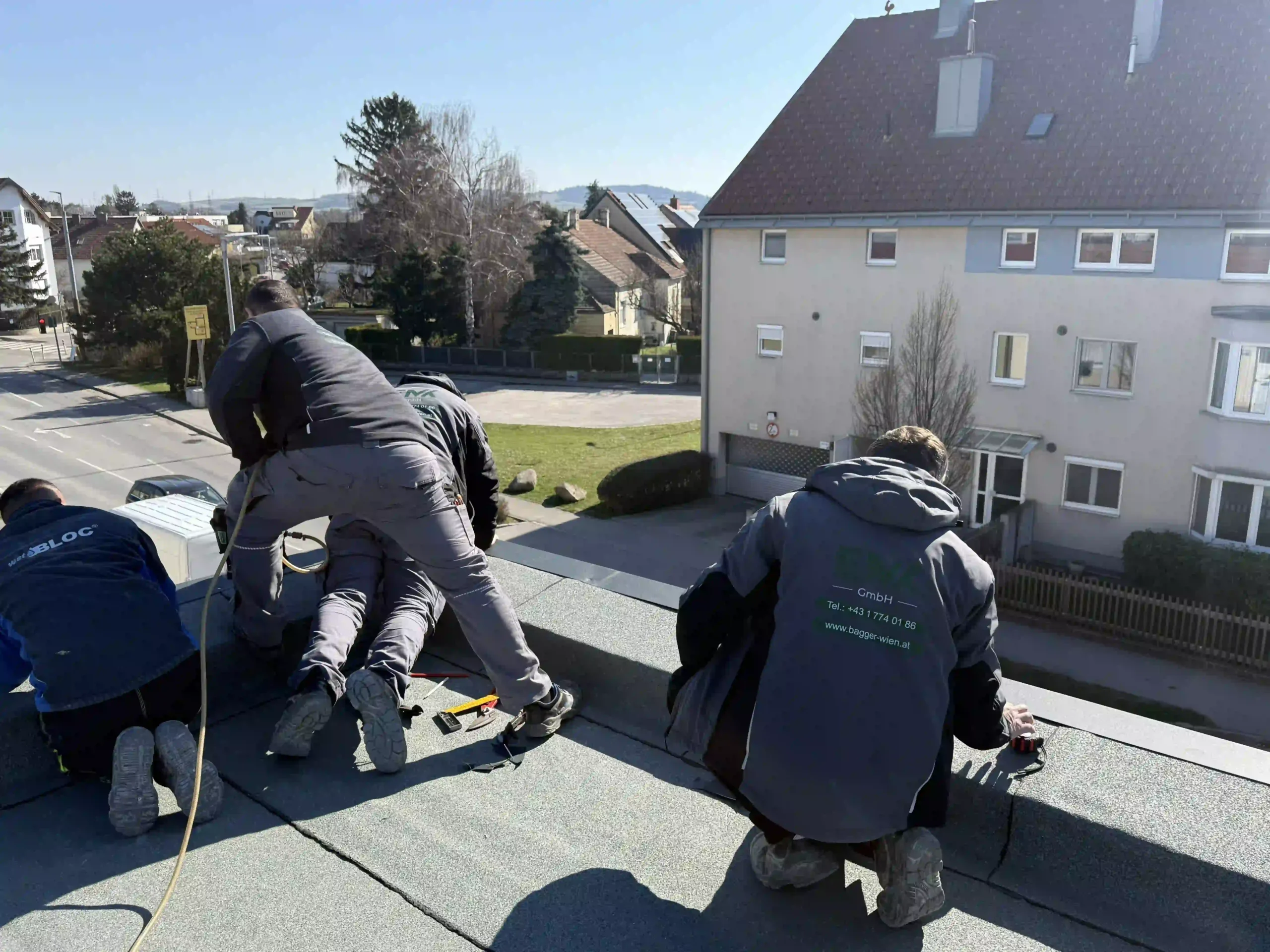 Bagger Wien – EMK Erdbau GmbH – Dacharbeiten 3 Das Team der EMK Erdbau GmbH beim Abdecken eines Dachs