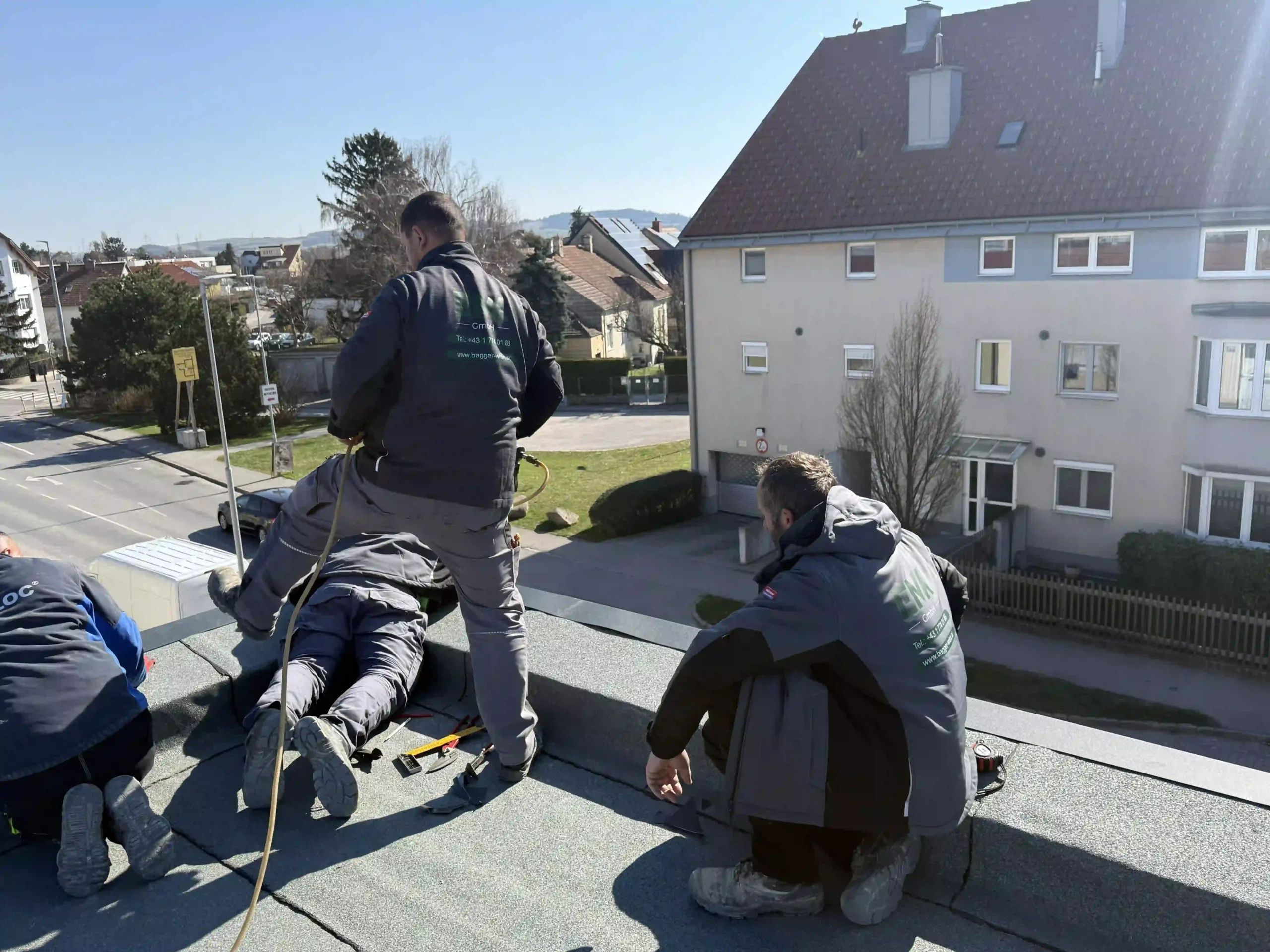 Bagger Wien – EMK Erdbau GmbH – Dachdecken – Abschlussarbeiten Dach Das Team der EMK Erdbau GmbH beim Abdecken eines Dachs
