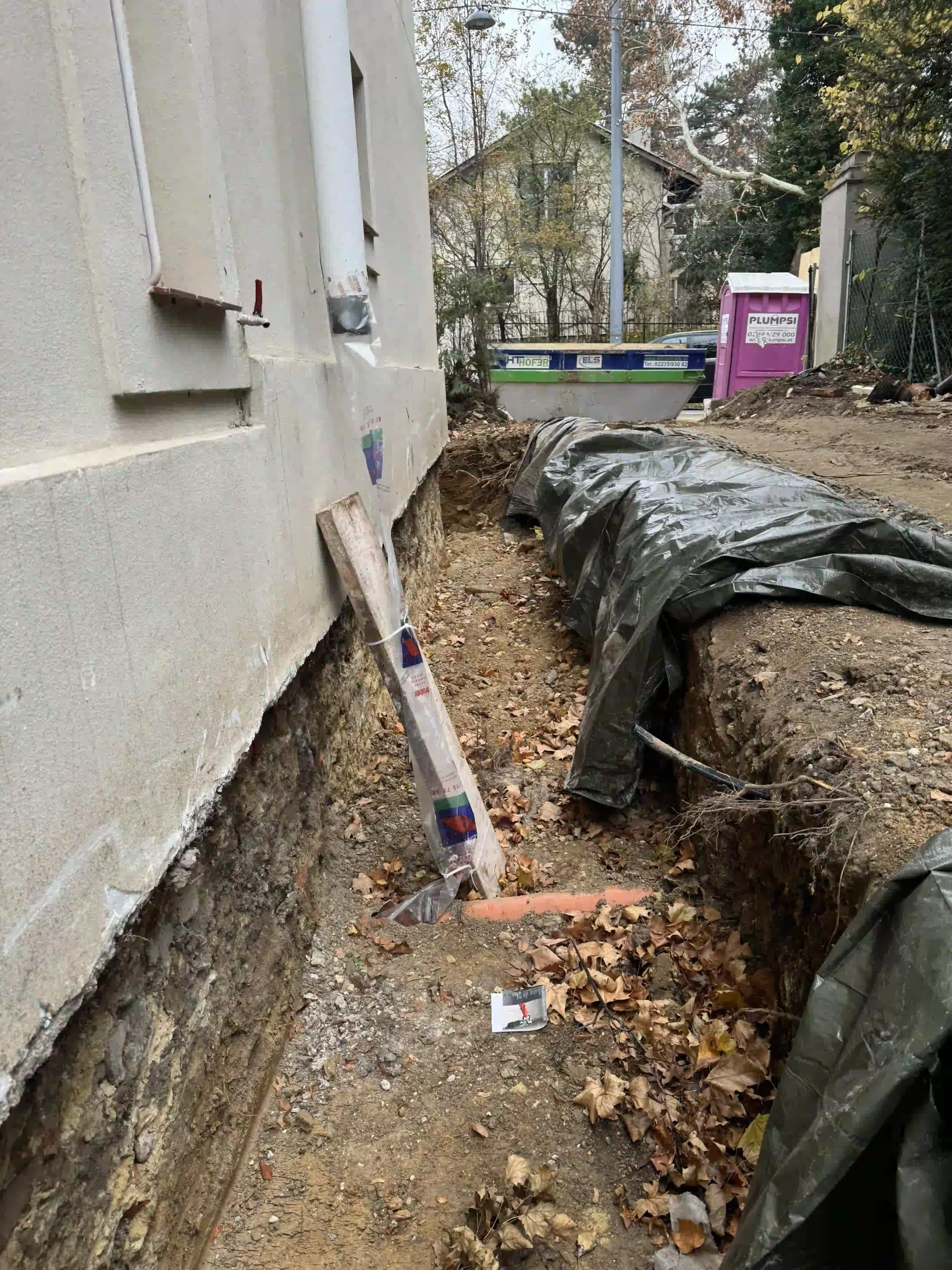 Bagger Wien – EMK Erdbau GmbH – Drainage 2 EMK Erdbau GmbH auf einer Baustelle für die Erneuerung einer Drainage