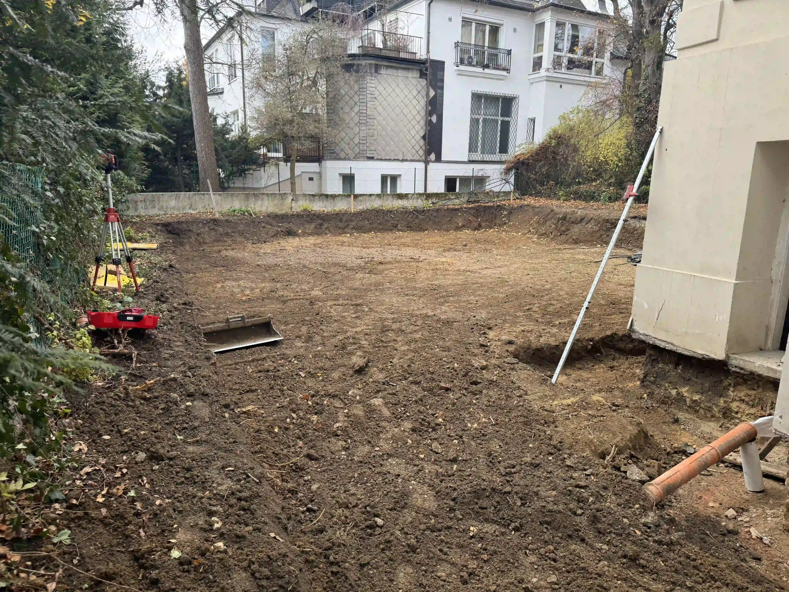 Bagger Wien – EMK Erdbau GmbH – Drainage 3 EMK Erdbau GmbH auf einer Baustelle für die Erneuerung einer Drainage
