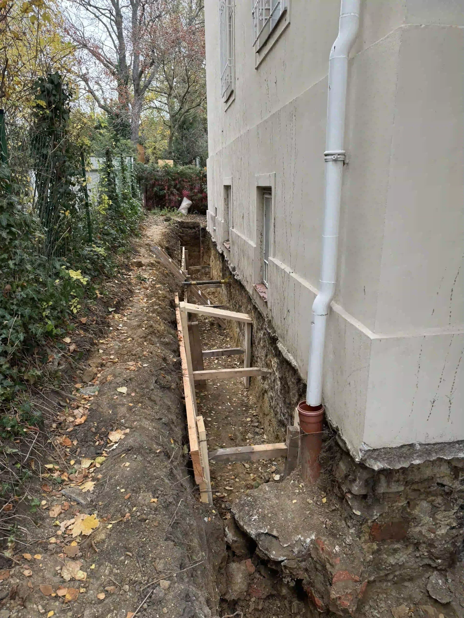 Bagger Wien – EMK Erdbau GmbH – Drainage – Einfamilienhaus 2 EMK Erdbau GmbH auf einer Baustelle für die Erneuerung einer Drainage