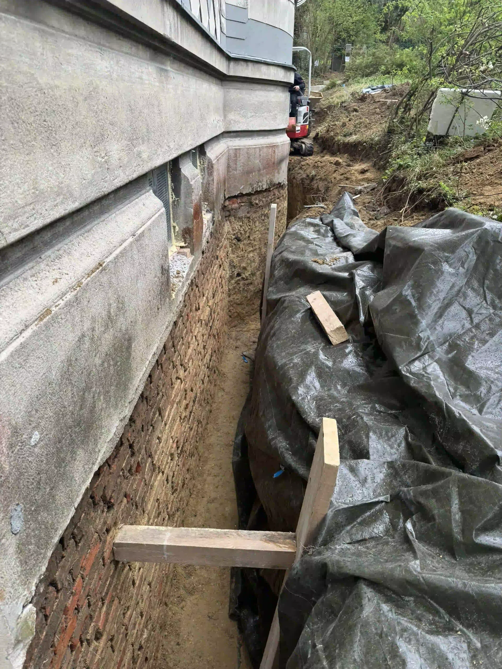 Bagger Wien – EMK Erdbau GmbH – Drainage – Grabung EMK Erdbau GmbH auf einer Baustelle für die Erneuerung einer Drainage