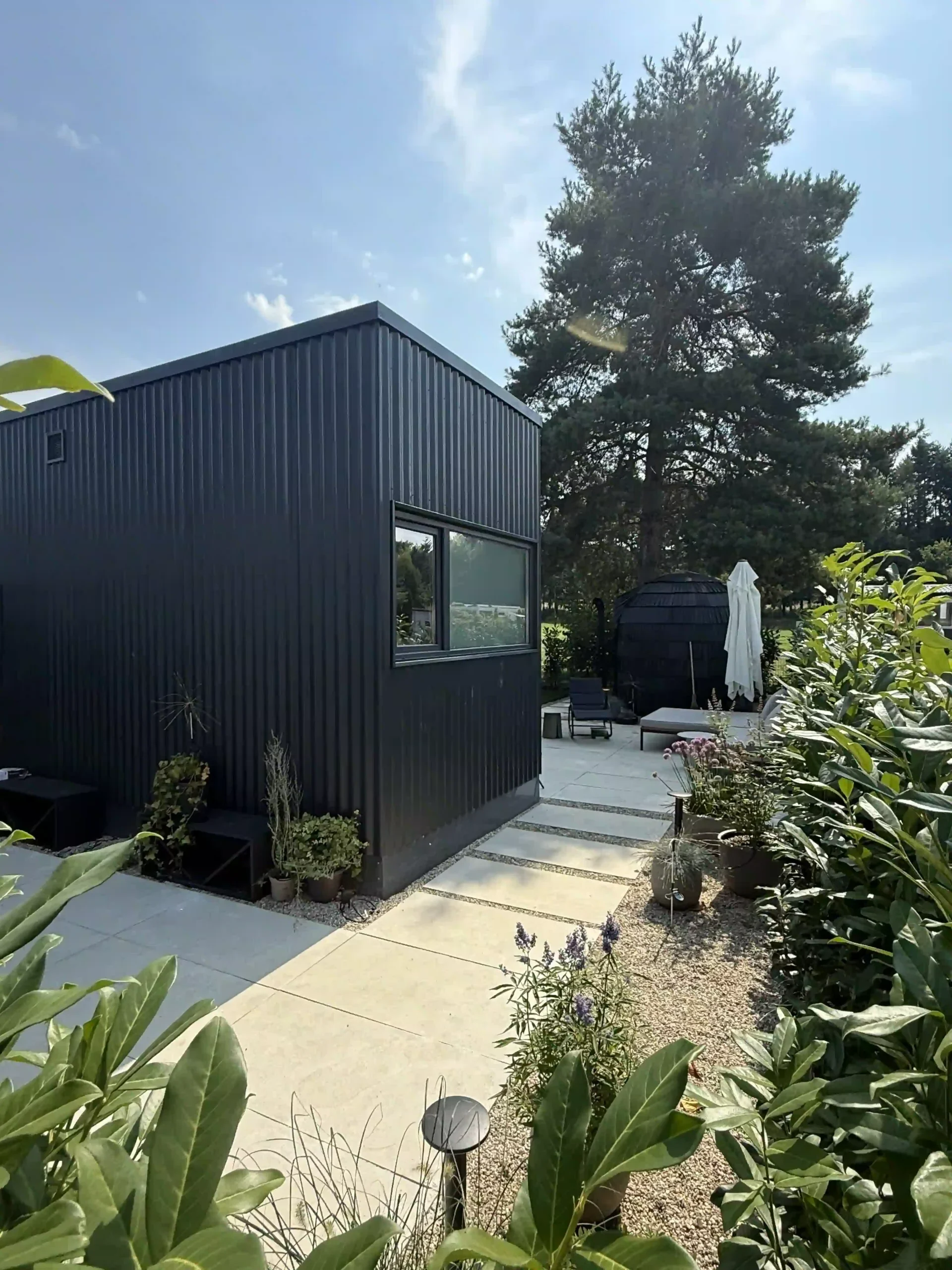 Bagger Wien – EMK Erdbau GmbH – Einfamilienhaus – Außenanlage 2 Bau einer Terrasse und eines Weges rund um ein Einfamilienhaus durch die EMK Erdbau GmbH.
