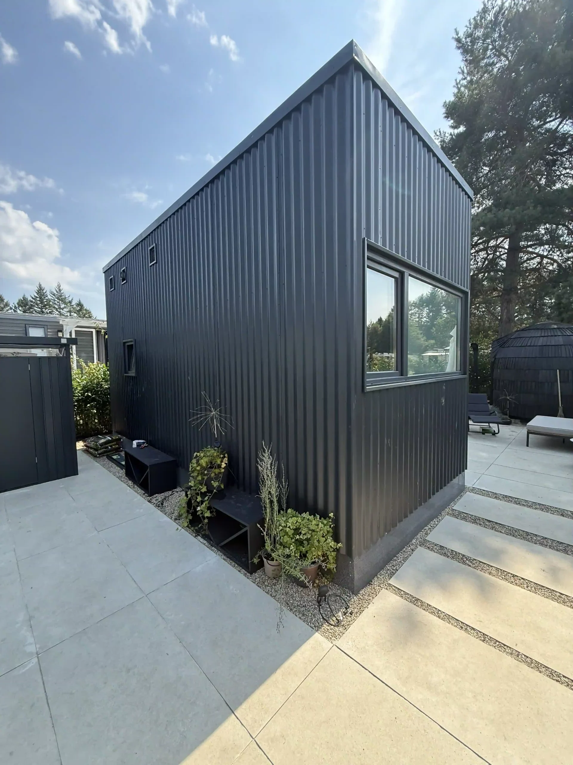Bagger Wien – EMK Erdbau GmbH – Einfamilienhaus – Außenanlage 3 Bau einer Terrasse und eines Weges rund um ein Einfamilienhaus durch die EMK Erdbau GmbH.
