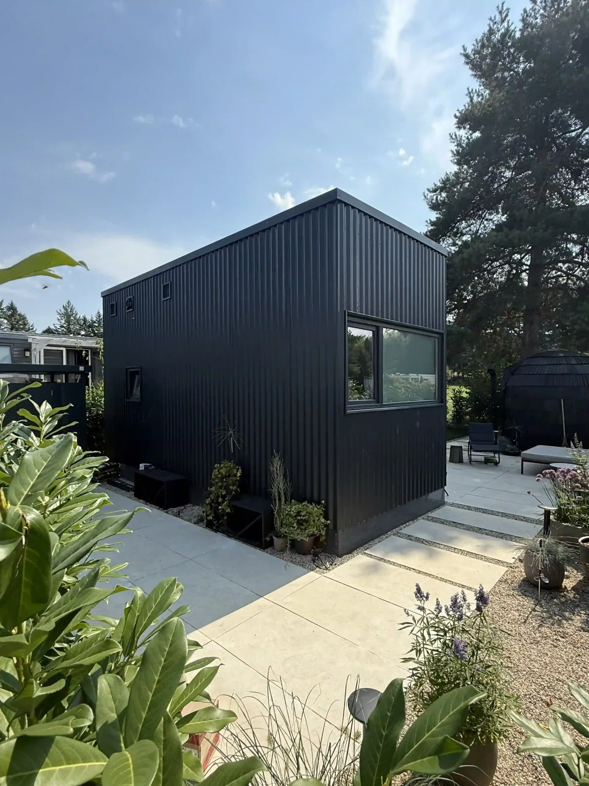 Bagger Wien – EMK Erdbau GmbH – Einfamilienhaus – Außenanlage 4 Bau einer Terrasse und eines Weges rund um ein Einfamilienhaus durch die EMK Erdbau GmbH.
