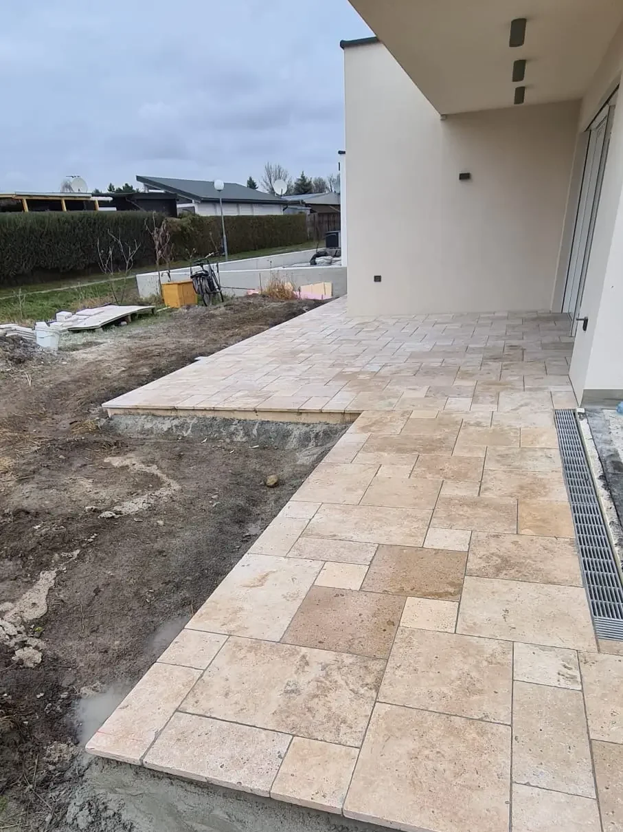 Bagger Wien – EMK Erdbau GmbH – Einfamilienhaus – Außenanlage – Gartengestaltung 2 Bau einer Terrasse und eines Weges rund um ein Einfamilienhaus durch die EMK Erdbau GmbH.