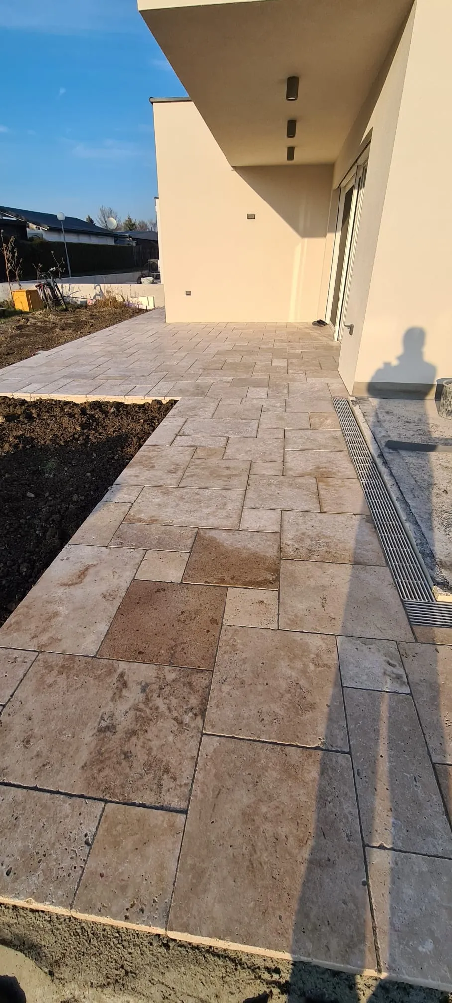 Bagger Wien – EMK Erdbau GmbH – Einfamilienhaus – Außenanlage – Pflasterung Bau einer Terrasse und eines Weges rund um ein Einfamilienhaus durch die EMK Erdbau GmbH.