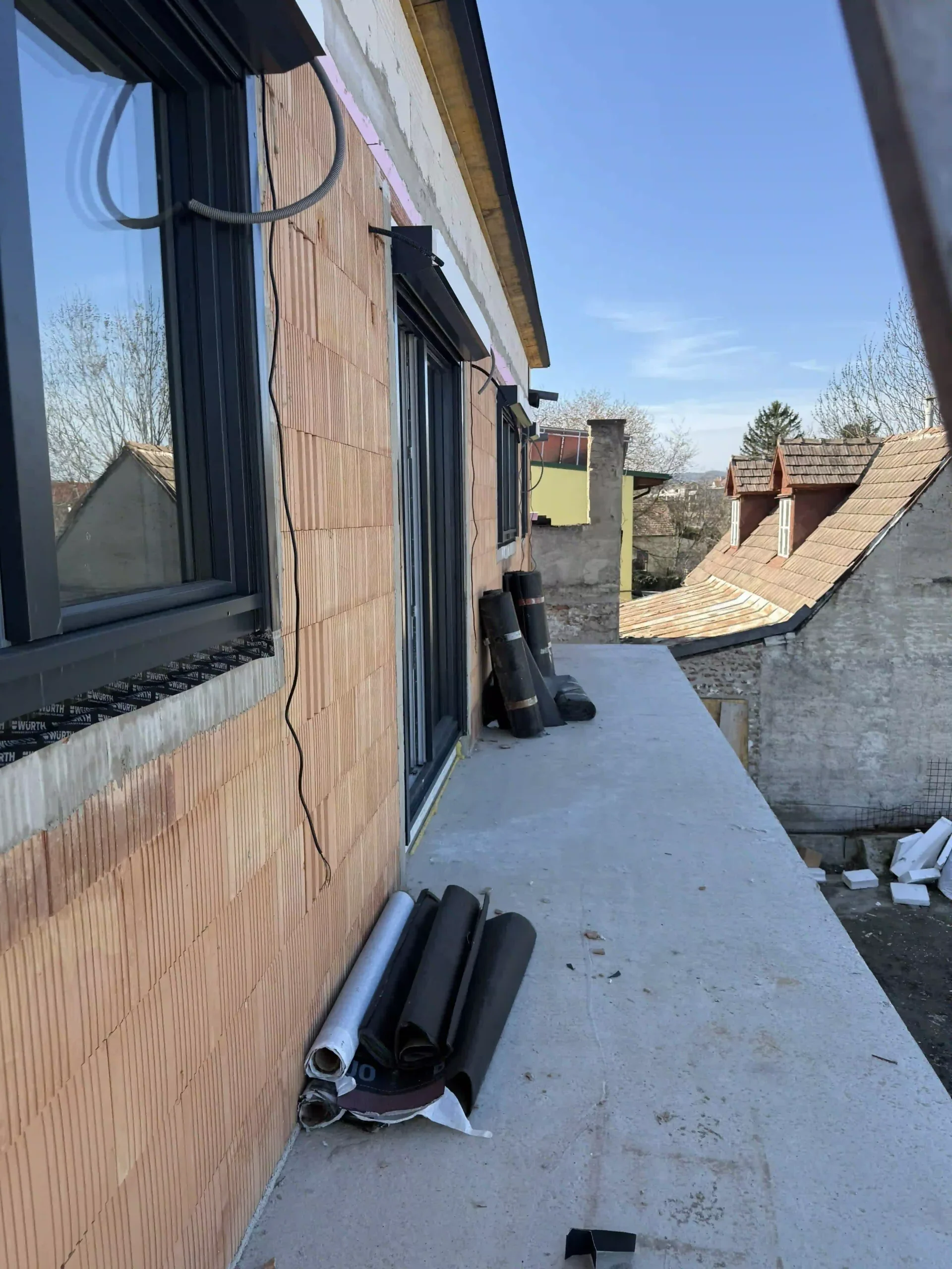 Bagger Wien – EMK Erdbau GmbH – Einfamilienhaus – Balkon – Rohbau Rohbau eines Einfamilienhauses durch die EMK Erdbau GmbH