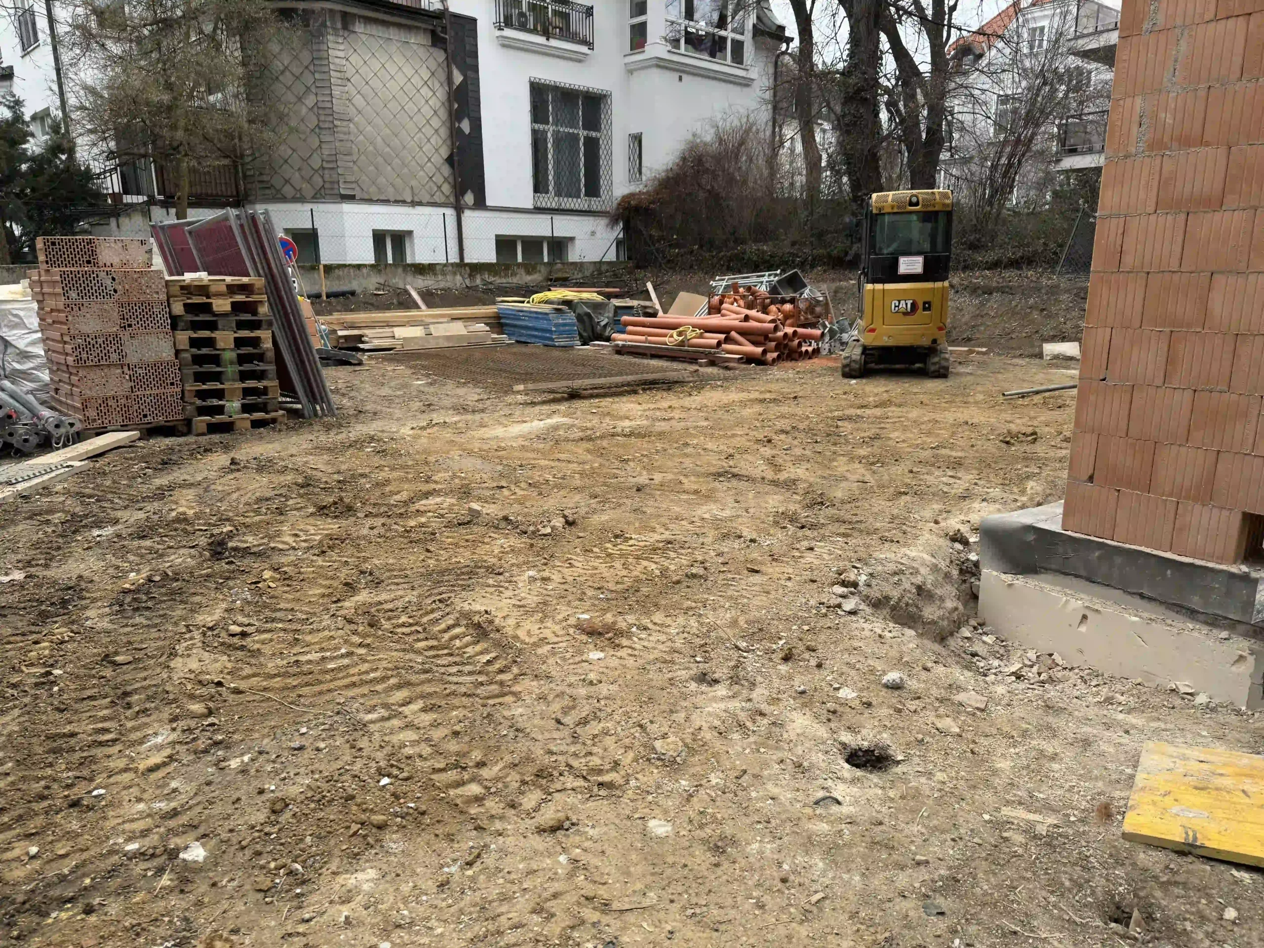 Bagger Wien – EMK Erdbau GmbH – Einfamilienhaus – Bodenausgleich – Erdarbeiten 2 EMK Erdbau GmbH auf einer Baustelle für die Erneuerung einer Drainage