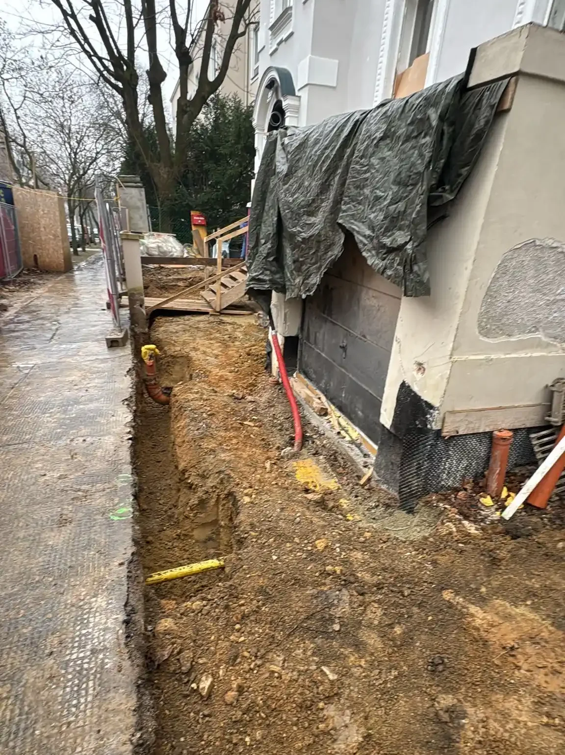 Bagger Wien – EMK Erdbau GmbH – Einfamilienhaus Drainage Baggerarbeiten und Drainage rund um ein Einfamilienhaus