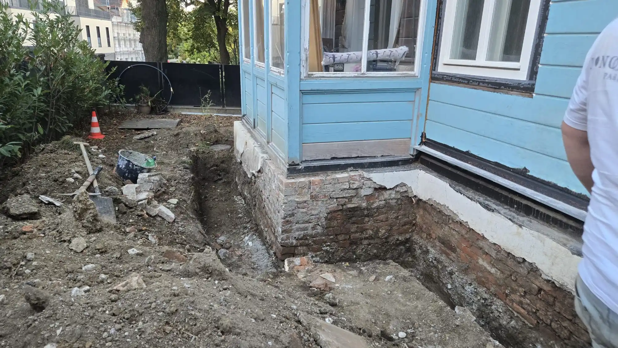 Bagger Wien – EMK Erdbau GmbH – Einfamilienhaus – Drainage EMK Erdbau GmbH auf einer Baustelle für die Erneuerung einer Drainage
