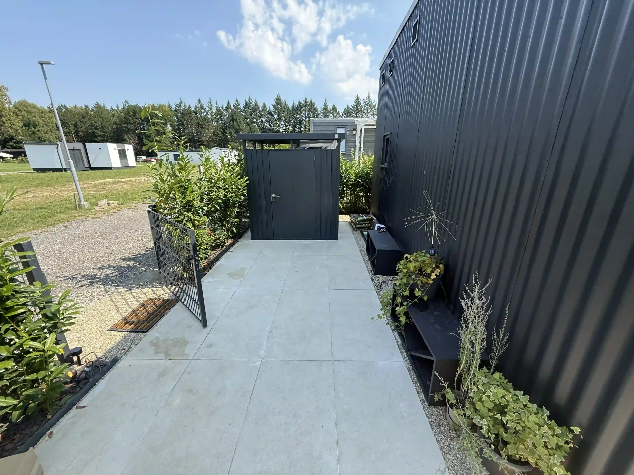 Bagger Wien – EMK Erdbau GmbH – Einfamilienhaus – Garten Bau einer Einfahrt und eines Weges rund um ein Einfamilienhaus durch die EMK Erdbau GmbH.