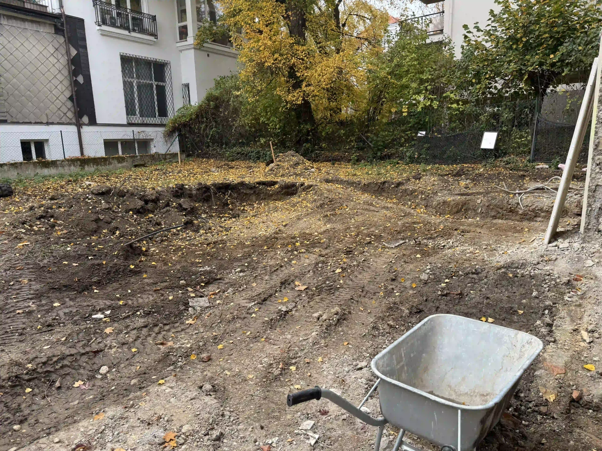 Bagger Wien – EMK Erdbau GmbH – Einfamilienhaus – Gartengestaltung – Bodenanpassung Planierung und Geländeanpassung durch die EMK Erdbau GmbH