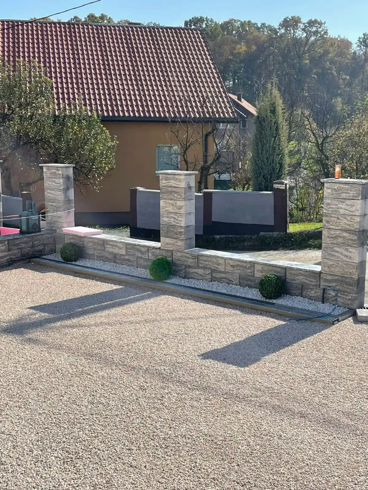 Bagger Wien – EMK Erdbau GmbH – Einfamilienhaus – Gartengestaltung – Mauer Mauerbau und Gartengestaltung durch die EMK Erdbau GmbH