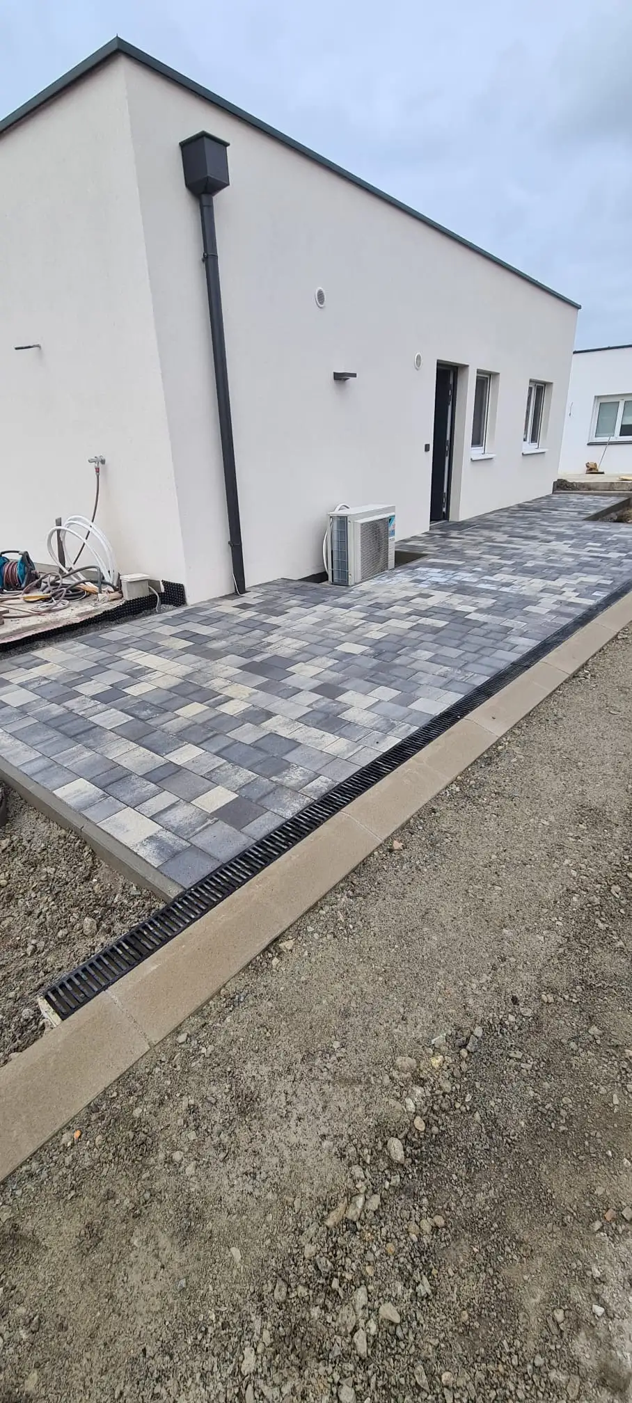 Bagger Wien – EMK Erdbau GmbH – Einfamilienhaus – Gartengestaltung Bau einer Einfahrt und eines Weges rund um ein Einfamilienhaus durch die EMK Erdbau GmbH.