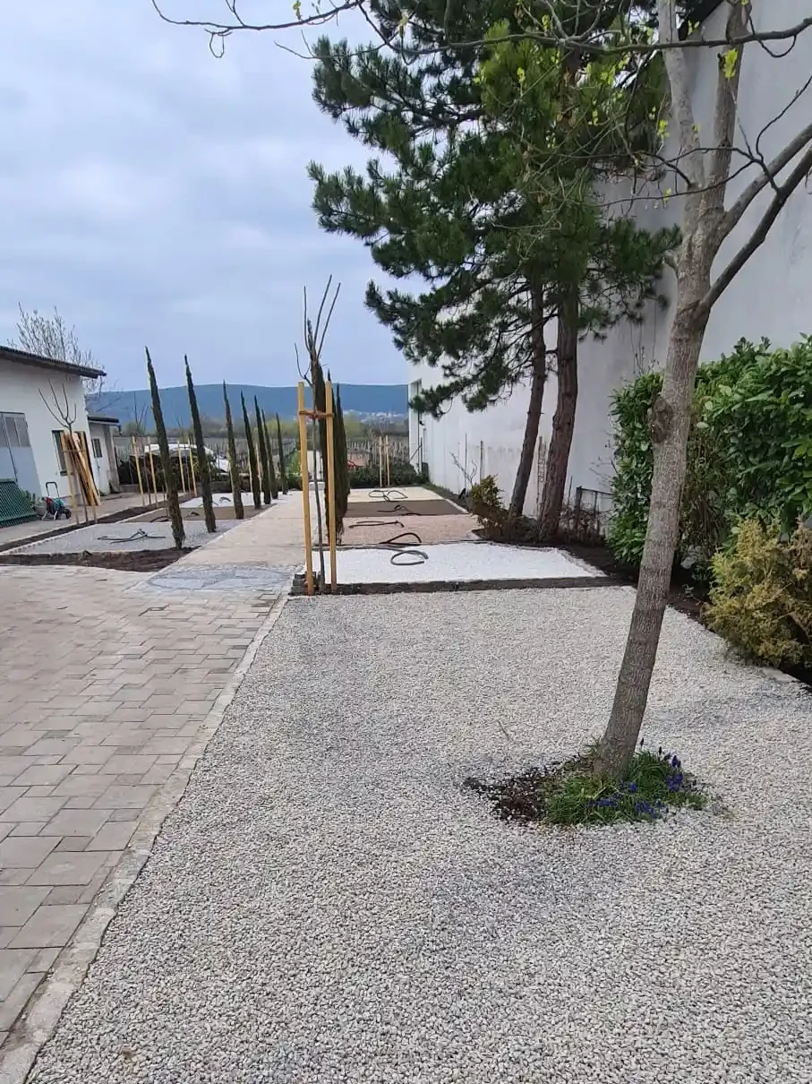 Bagger Wien – EMK Erdbau GmbH – Einfamilienhaus – Gratengestaltung 2 Bau einer Einfahrt und eines Weges rund um ein Einfamilienhaus durch die EMK Erdbau GmbH.