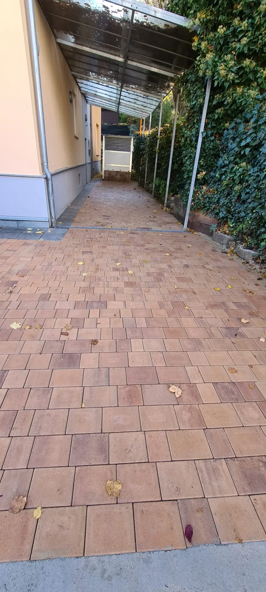 Bagger Wien – EMK Erdbau GmbH – Einfamilienhaus – Pflasterung – Einfahrt – Zufahrt Bau einer Einfahrt und eines Weges rund um ein Einfamilienhaus durch die EMK Erdbau GmbH.