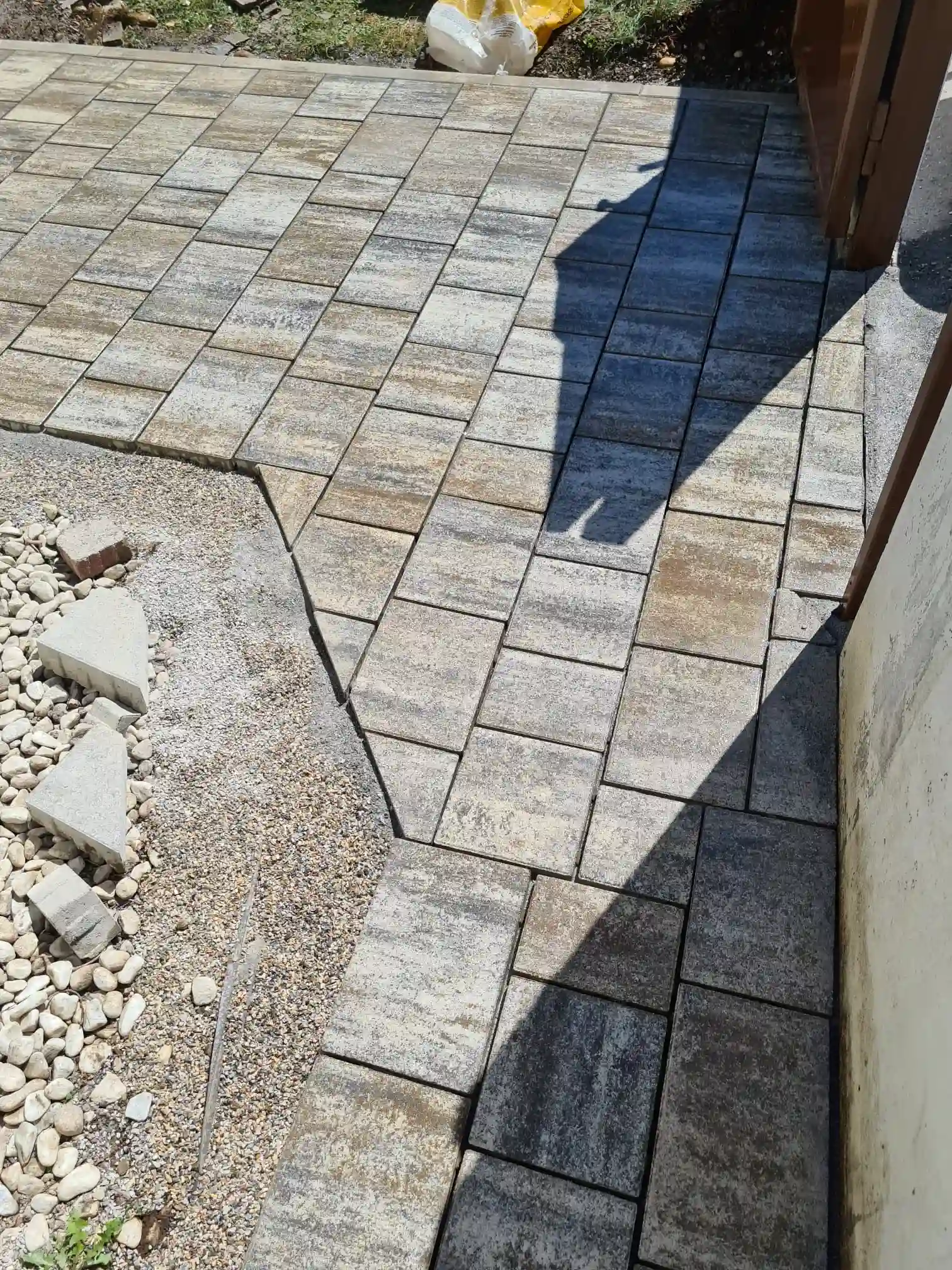 Bagger Wien – EMK Erdbau GmbH – Einfamilienhaus – Pflasterung – Wegbau 2 Bau einer Einfahrt und eines Weges rund um ein Einfamilienhaus durch die EMK Erdbau GmbH.