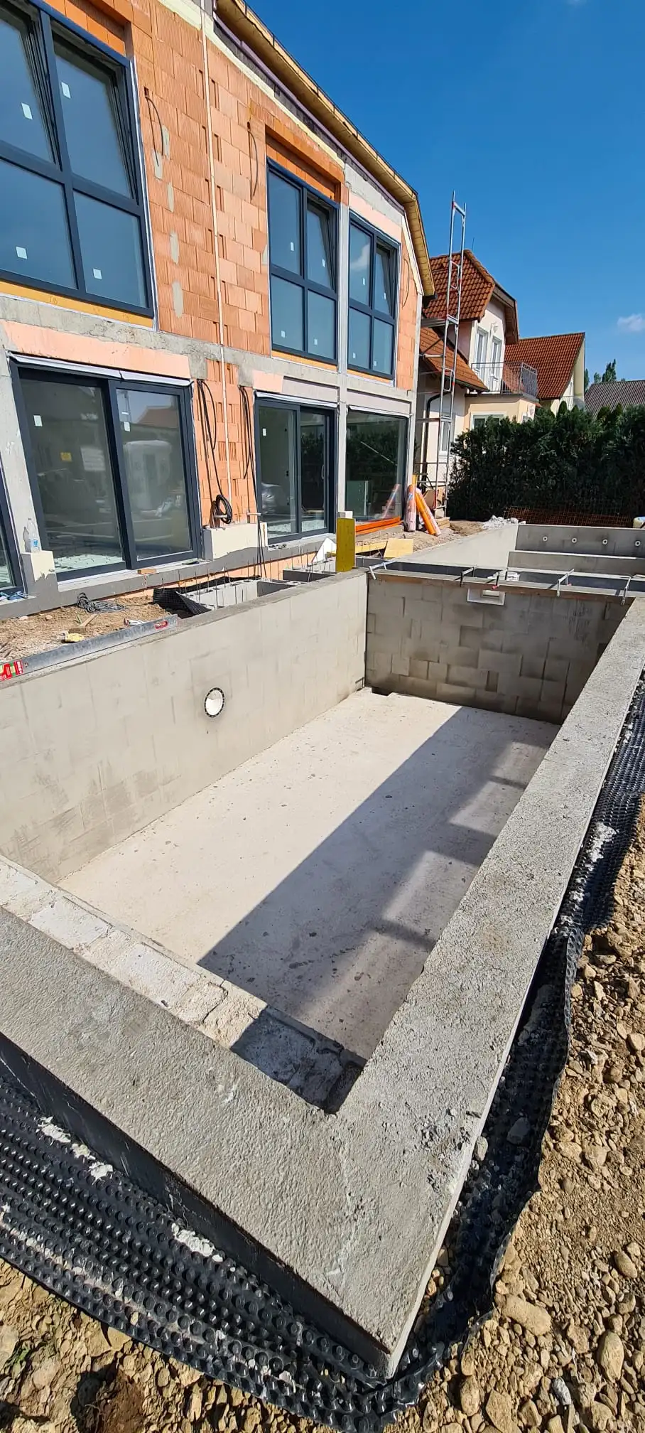 Bagger Wien – EMK Erdbau GmbH – Einfamilienhaus – Pool Poolbau für ein Einfamilienhaus durch die EMK Erdbau GmbH