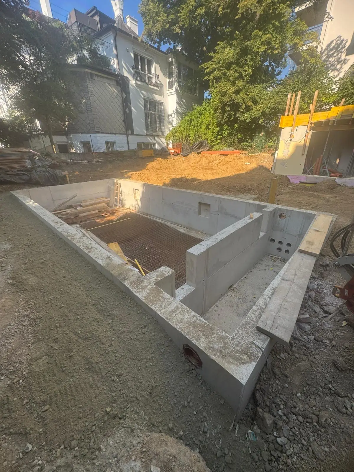 Bagger Wien – EMK Erdbau GmbH – Einfamilienhaus – Poolbau – Fundament – Grabung Poolbau für ein Einfamilienhaus durch die EMK Erdbau GmbH