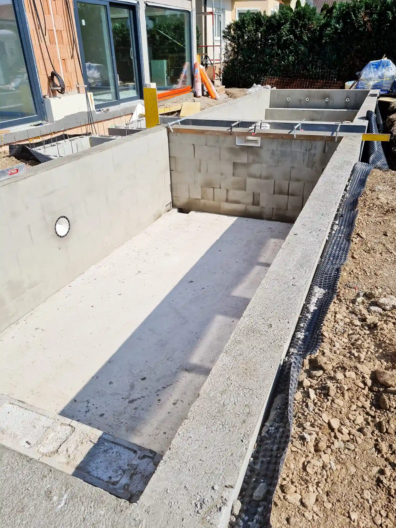 Bagger Wien – EMK Erdbau GmbH – Einfamilienhaus – Poolbau – Gartengestaltung 3 Poolbau und Gartengestaltung durch die EMK Erdbau GmbH