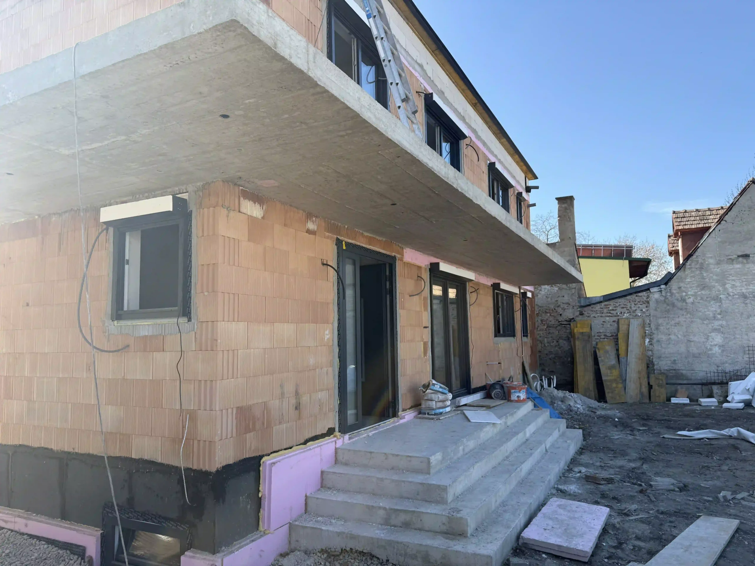 Bagger Wien – EMK Erdbau GmbH – Einfamilienhaus – Rohbau – Balkon Rohbau eines Einfamilienhauses durch die EMK Erdbau GmbH
