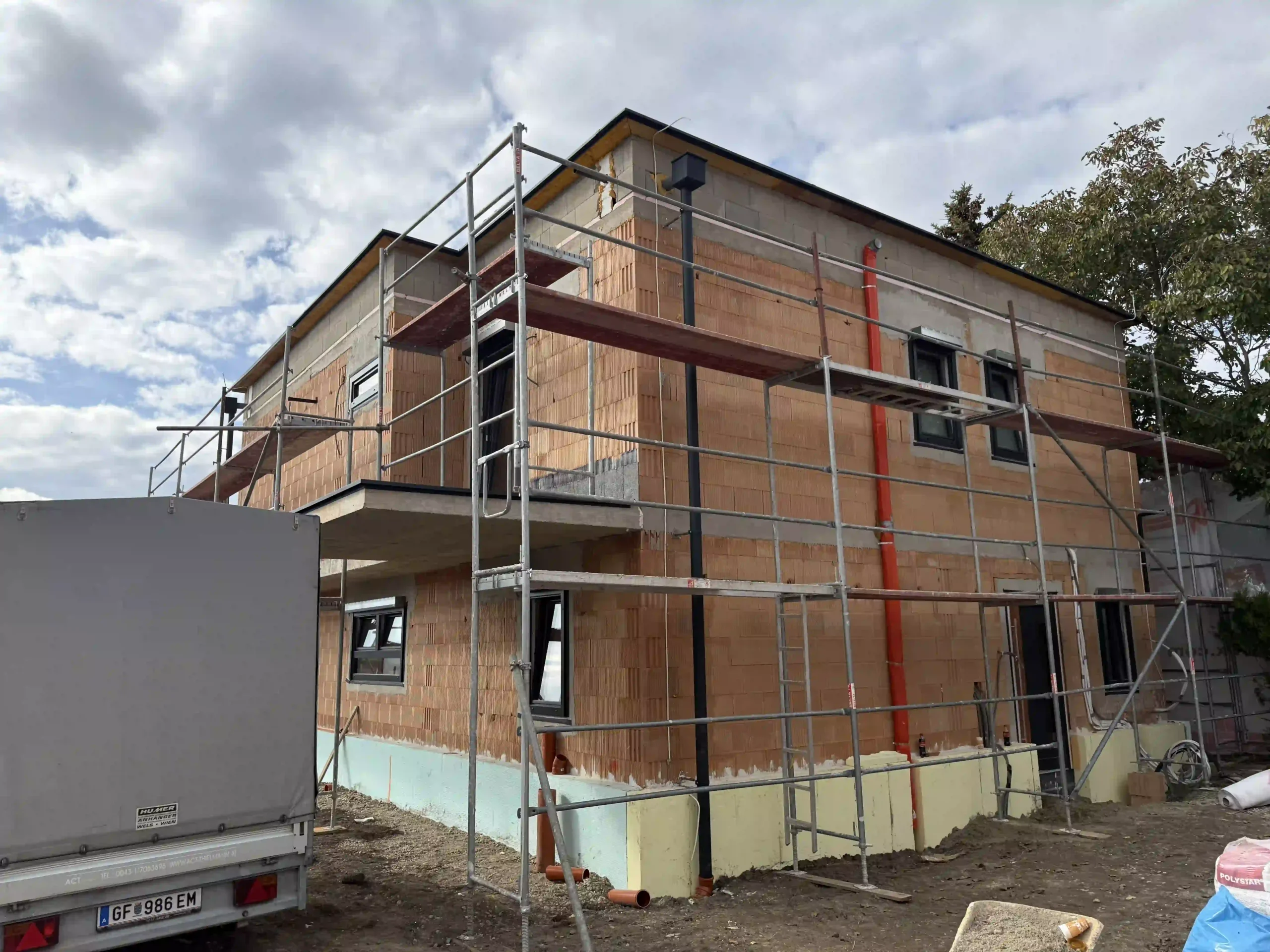 Bagger Wien – EMK Erdbau GmbH – Einfamilienhaus – Rohbau – Gerüst Rohbau eines Einfamilienhauses durch die EMK Erdbau GmbH