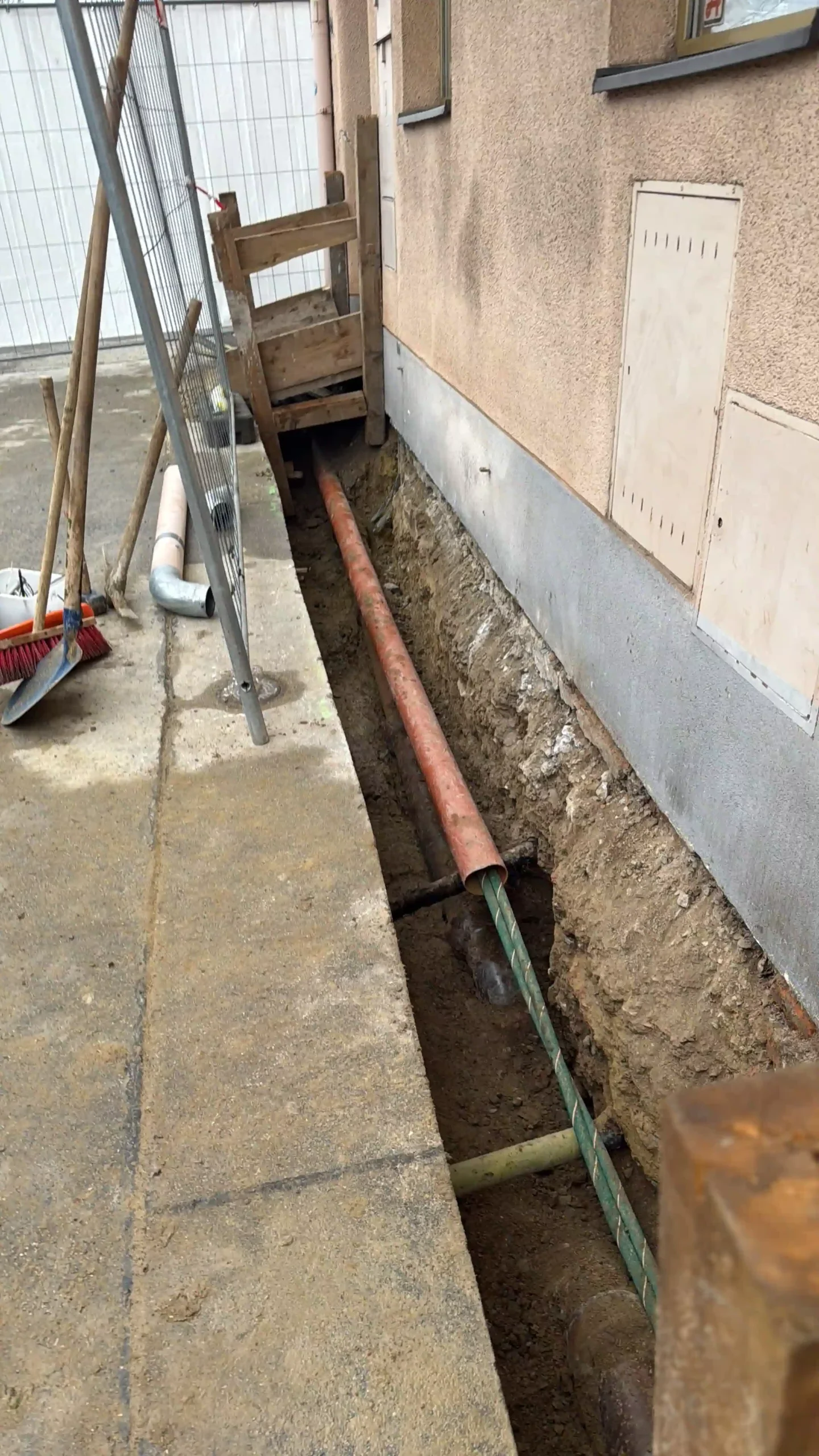 Bagger Wien – EMK Erdbau GmbH – Einfamilienhaus – Rohbau – Leitungsverlegung Drainage und Entwässerung eines Einfamilienhauses durch die EMK Erdbau GmbH