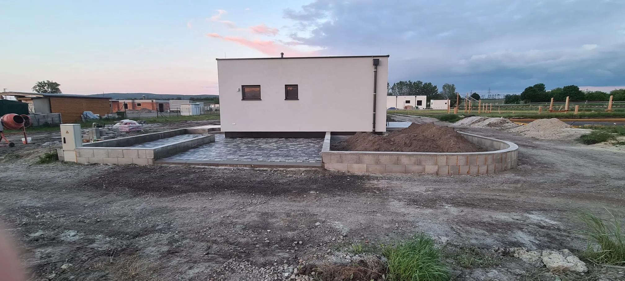 Bagger Wien – EMK Erdbau GmbH – Einfamilienhaus – Rohbau Einfamilienhaus-Bau durch die EMK Erdbau GmbH - Einfahrt und Gartengestaltung