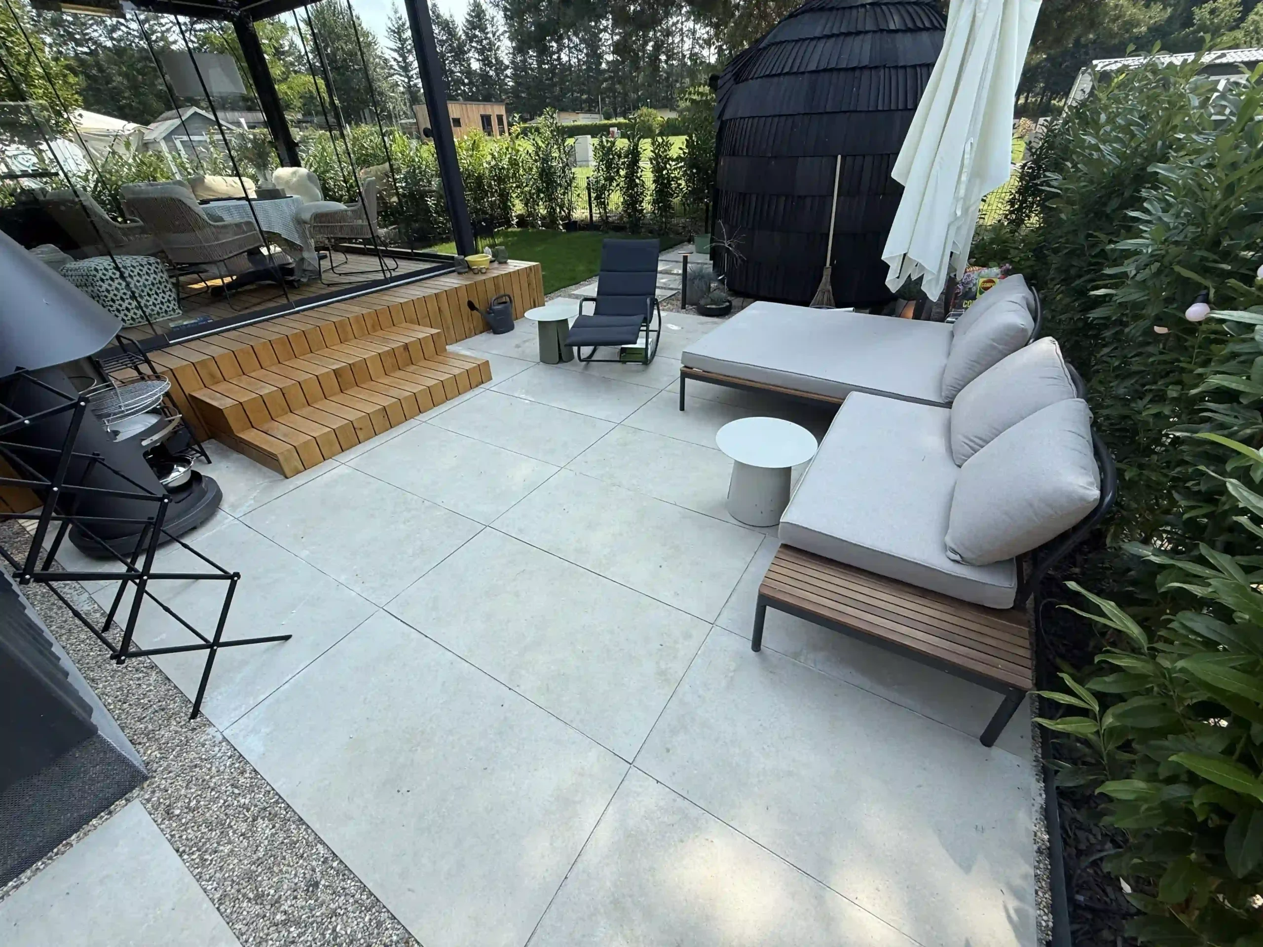 Bagger Wien – EMK Erdbau GmbH – Einfamilienhaus – Terrasse Landschafts- und Gartengestaltung durch die EMK Erdbau GmbH